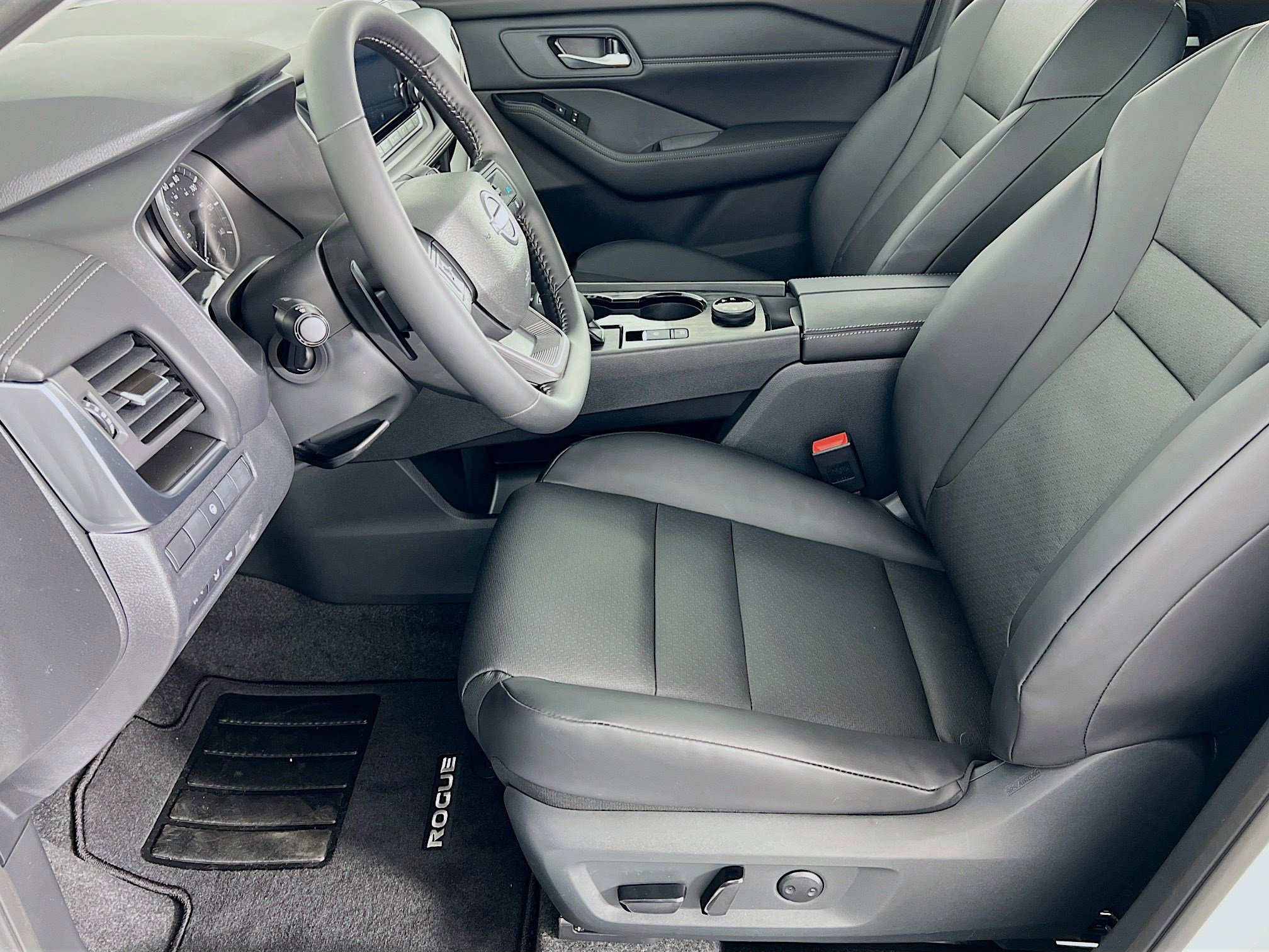 2026 Nissan Rogue SV photo 2