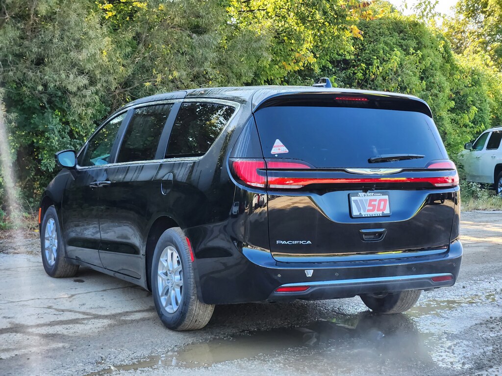 New 2026 Chrysler Pacifica Select Select FWD