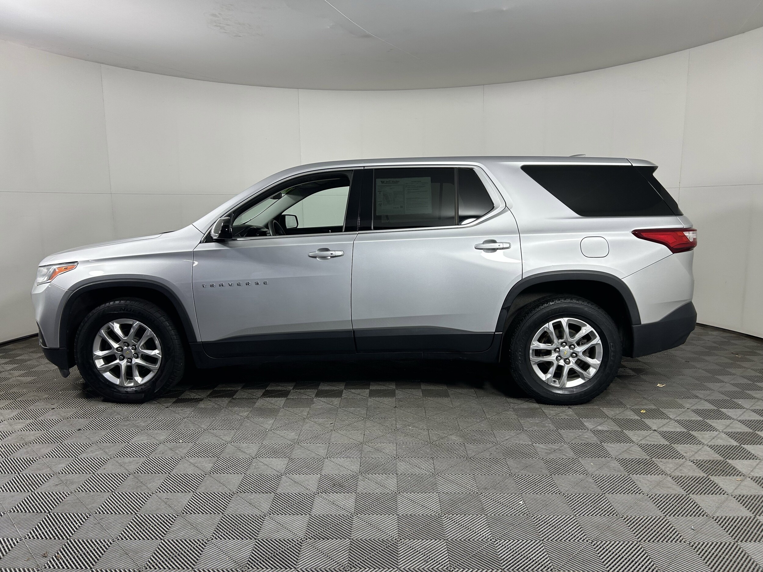 2018 Chevrolet Traverse 1LS photo 3