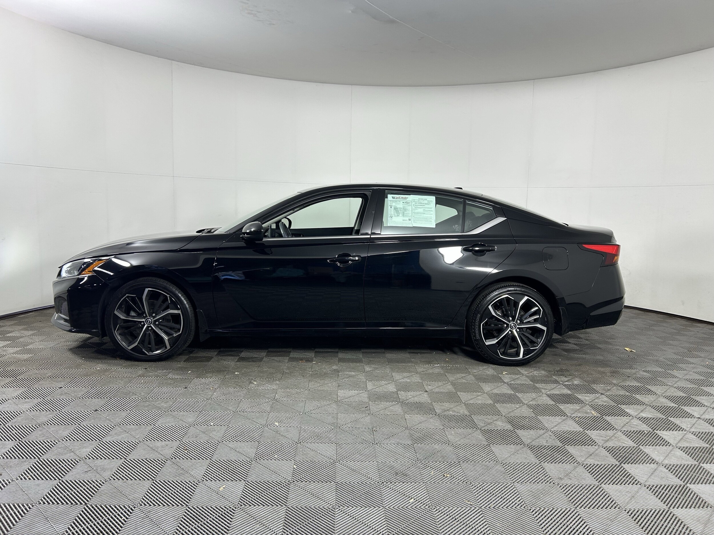 2024 Nissan Altima 2.5 SR photo 4