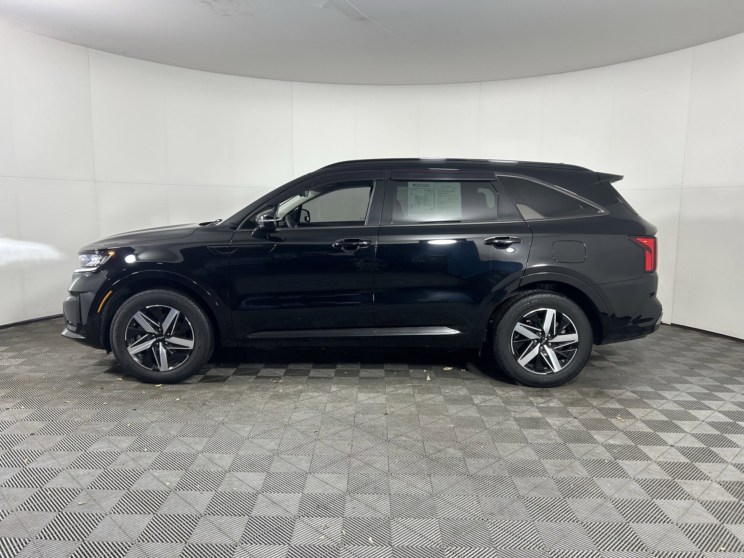 2023 Kia Sorento S photo 3