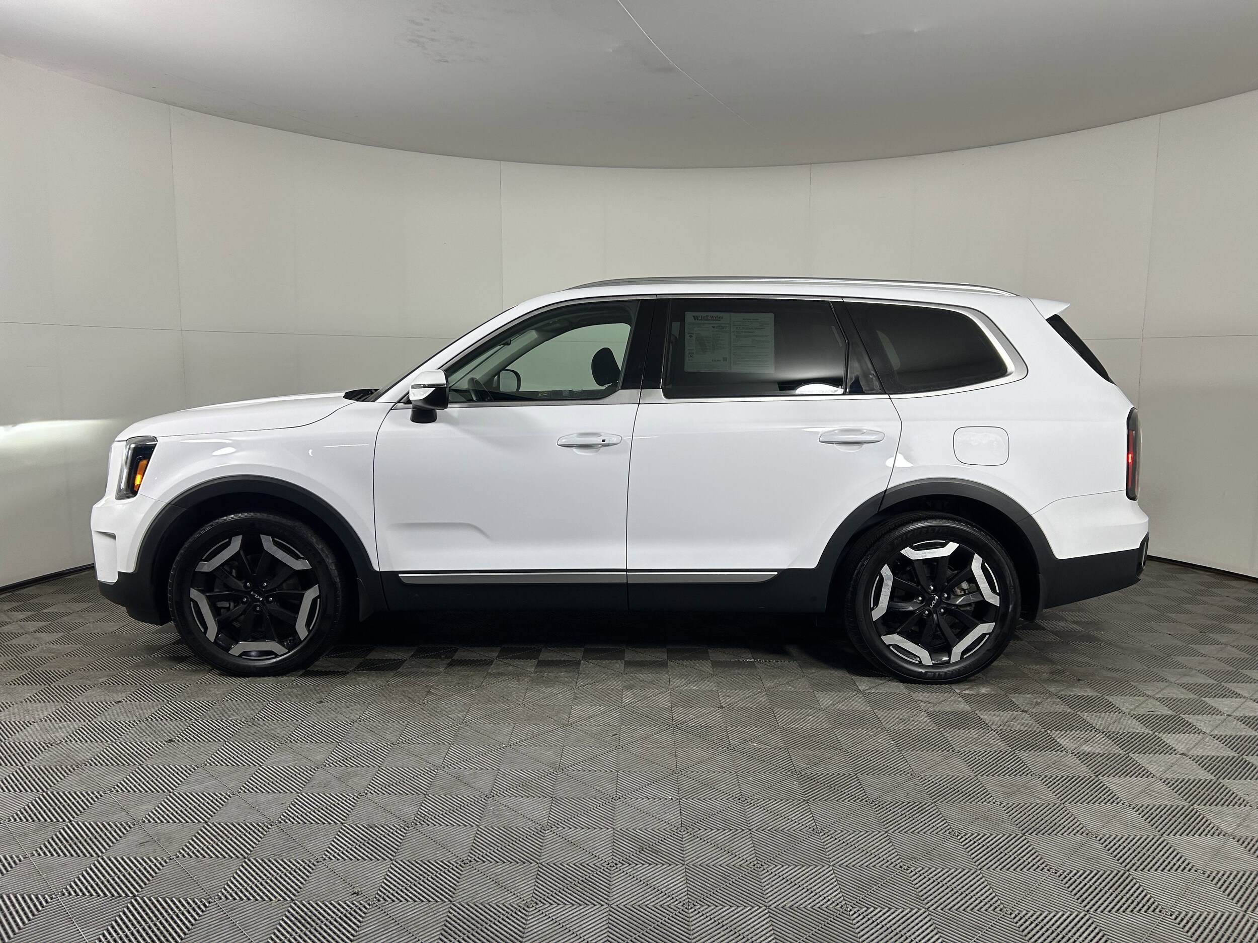 2023 Kia Telluride EX photo 3