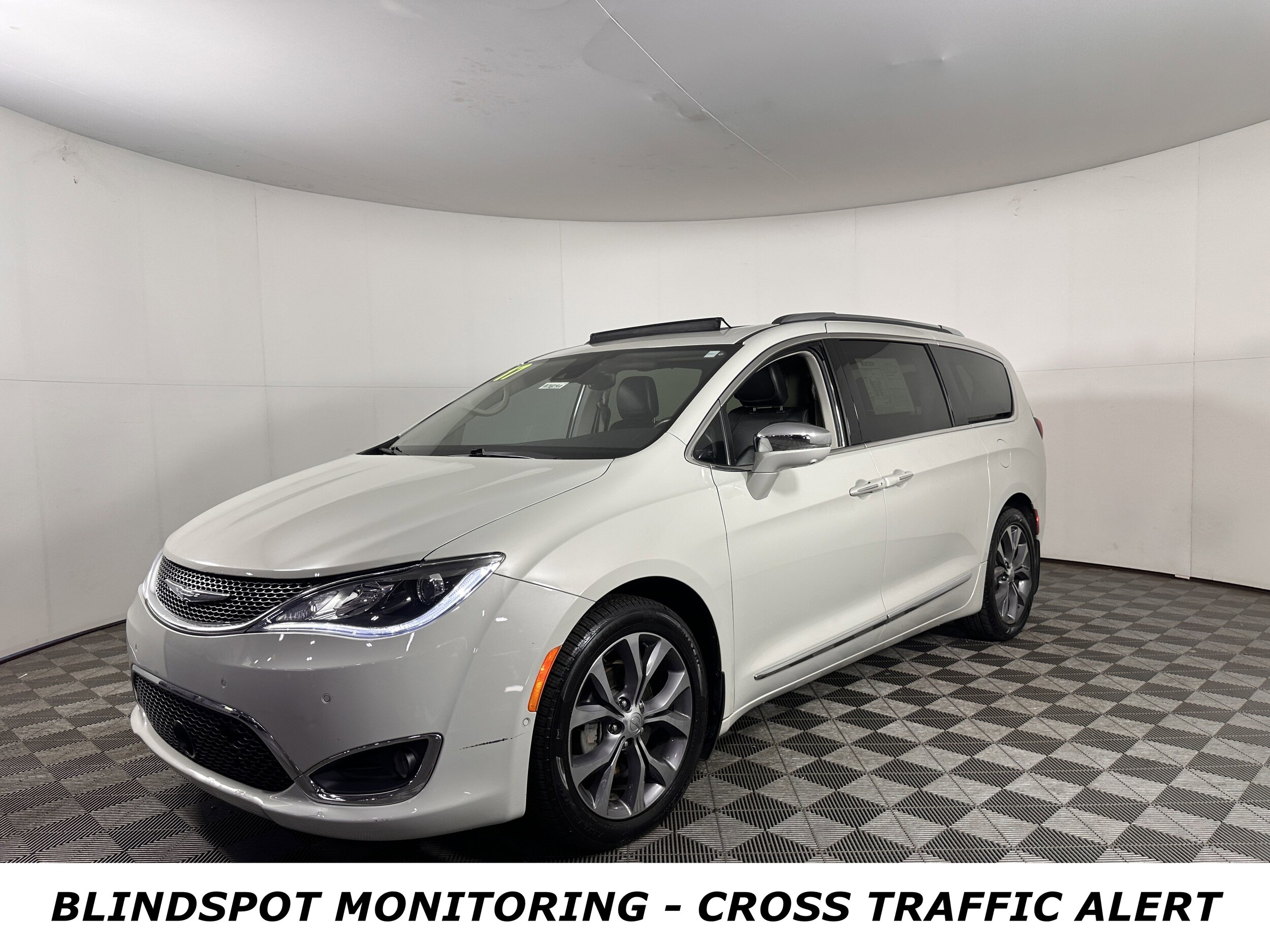 2017 Chrysler Pacifica Limited photo 3