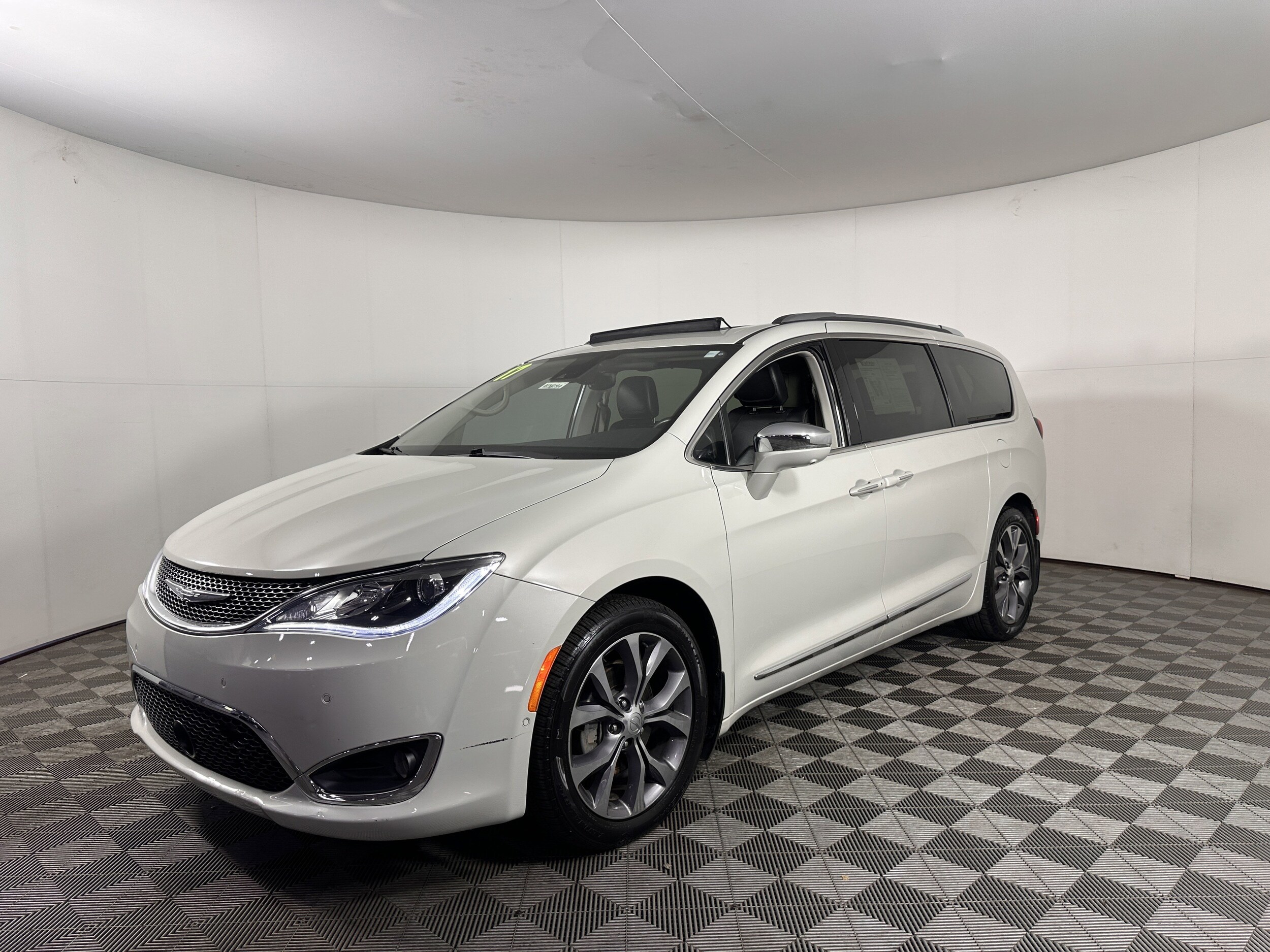 2017 Chrysler Pacifica Limited photo 3