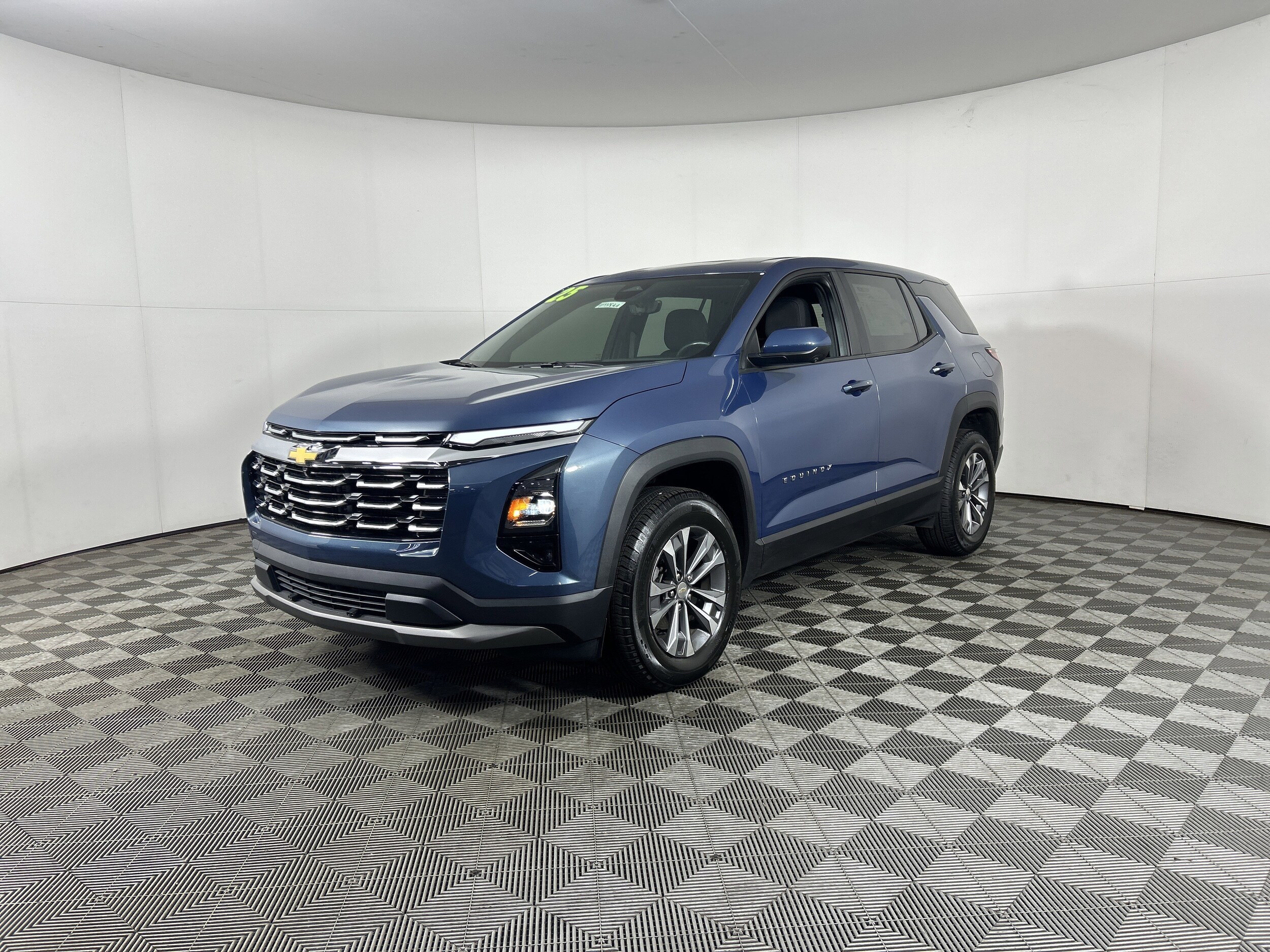 2025 Chevrolet Equinox photo 2