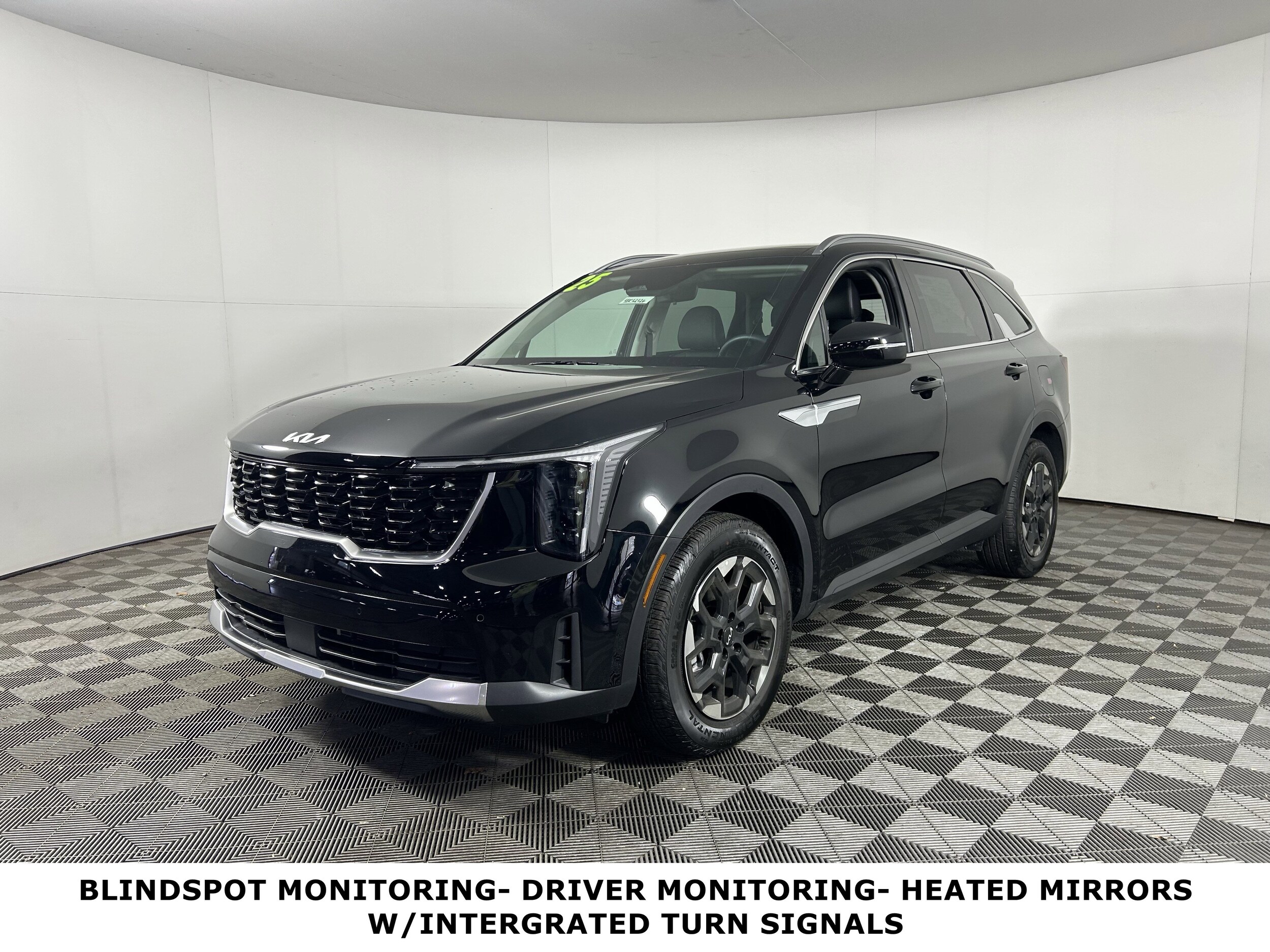 2025 Kia Sorento S photo 3