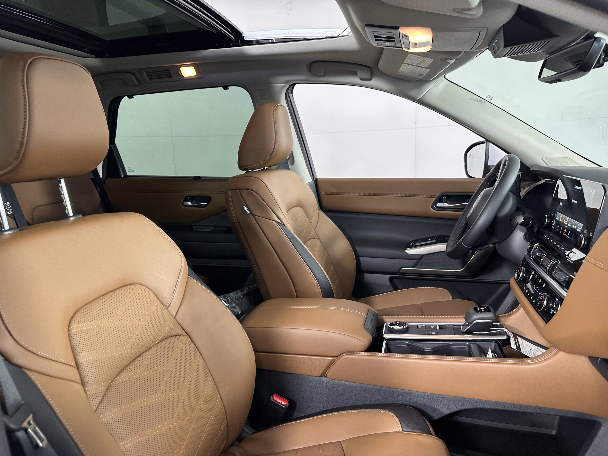 2025 Nissan Pathfinder Platinum photo 4