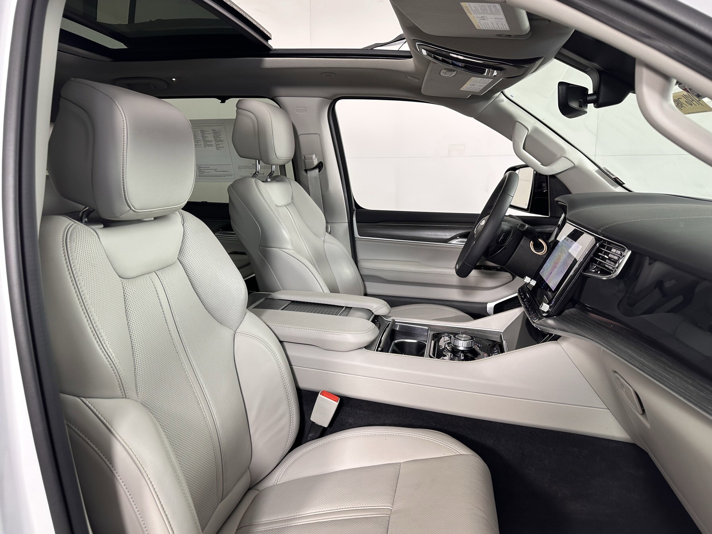 2023 Jeep Wagoneer L Series III photo 3