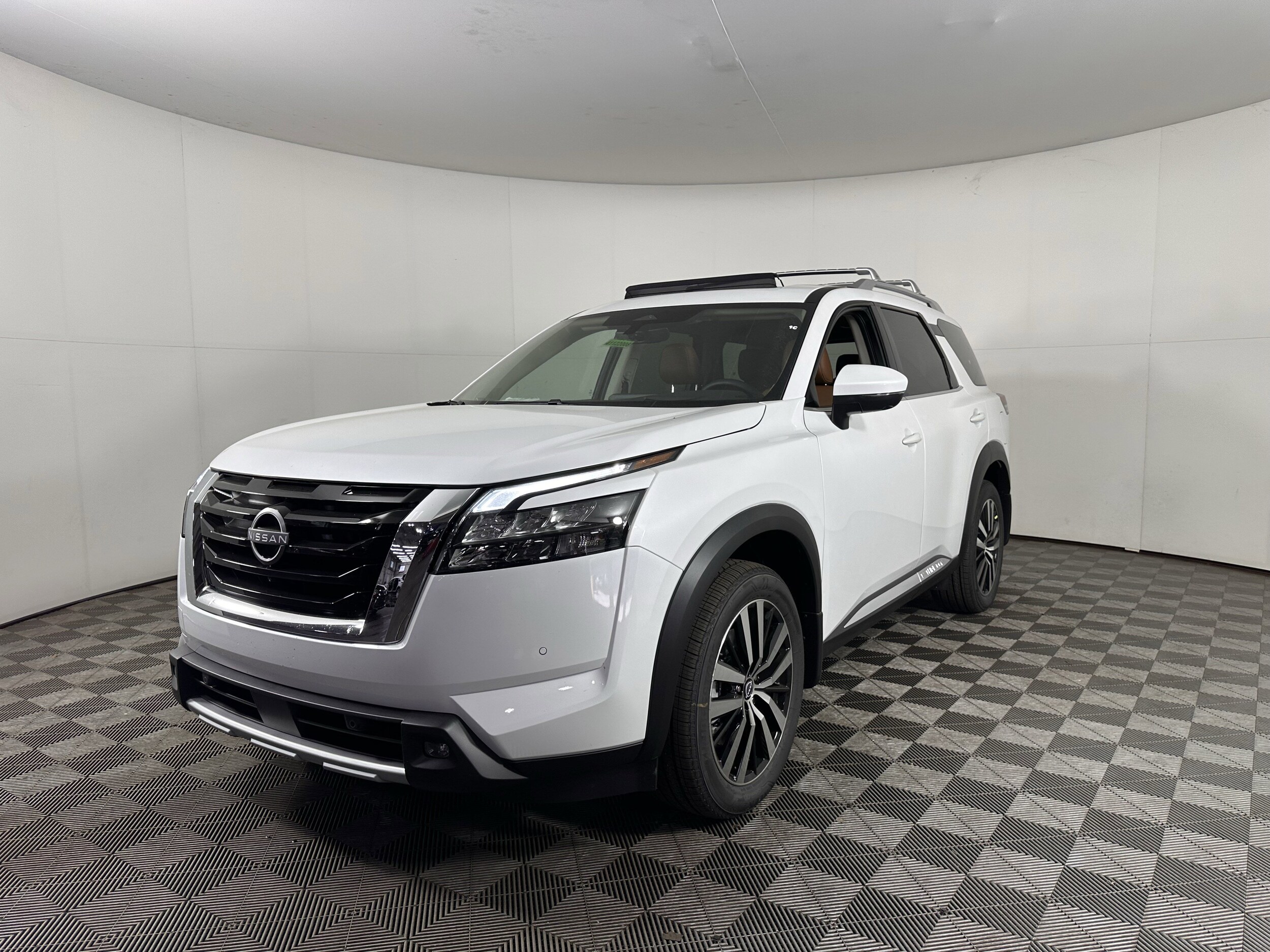2025 Nissan Pathfinder Platinum photo 3