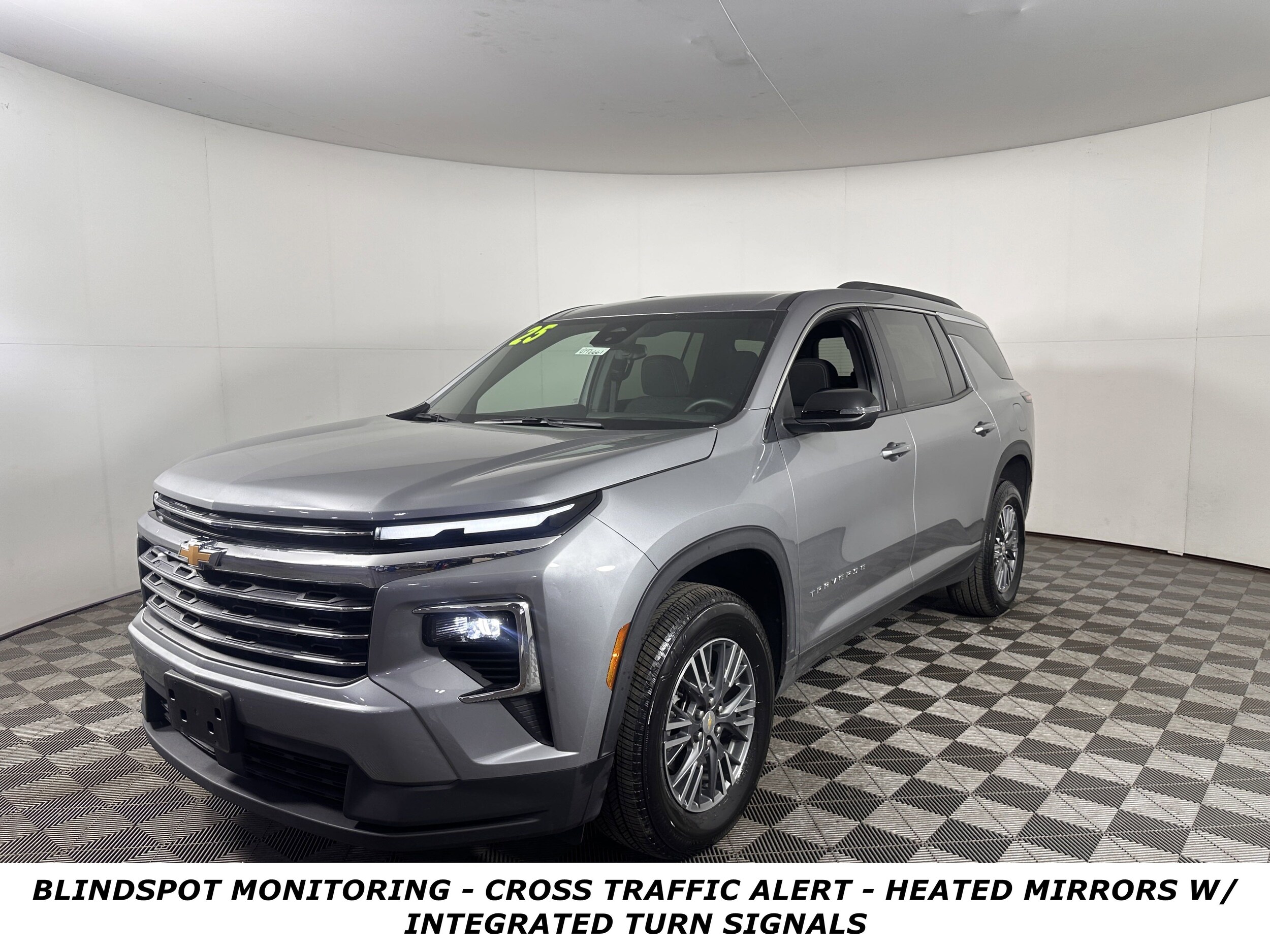 2025 Chevrolet Traverse 1LT photo 2
