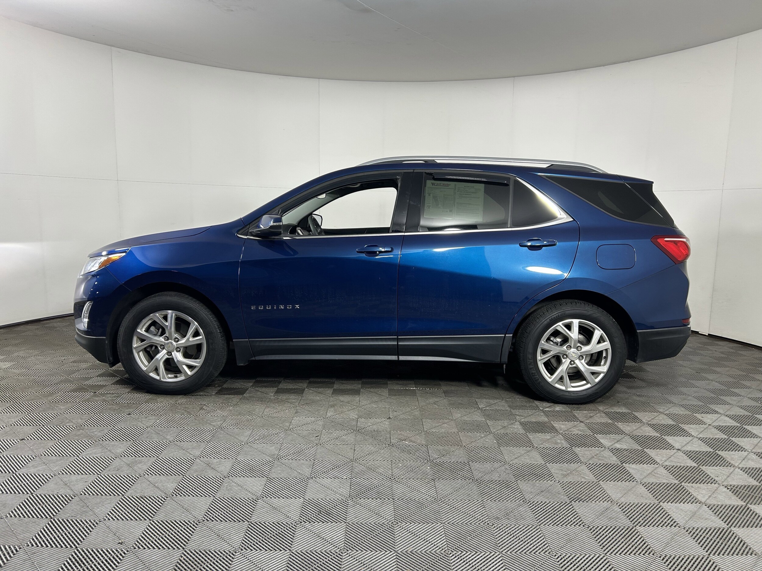 2019 Chevrolet Equinox photo 2