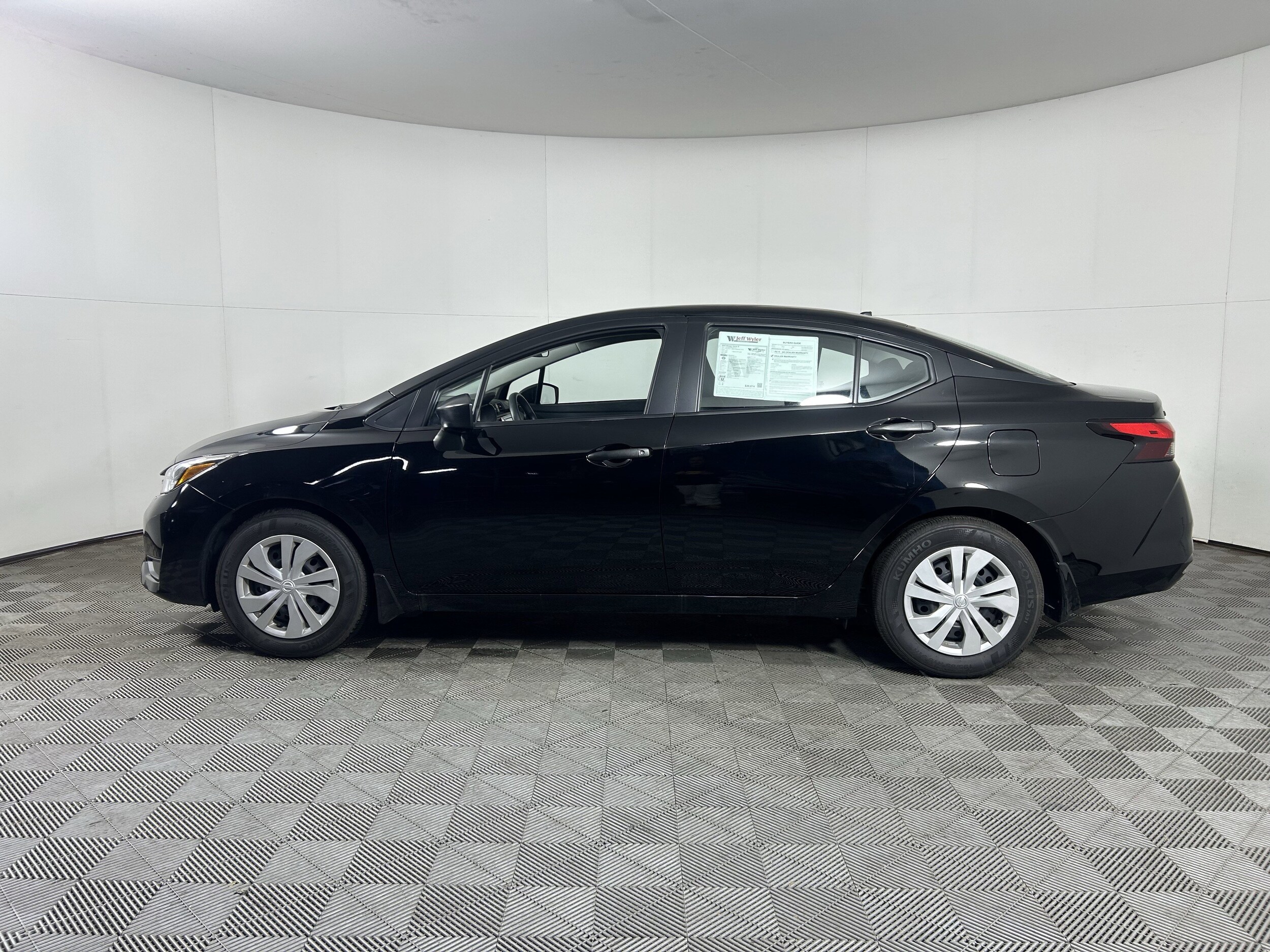 2025 Nissan Versa 1.6 S photo 3