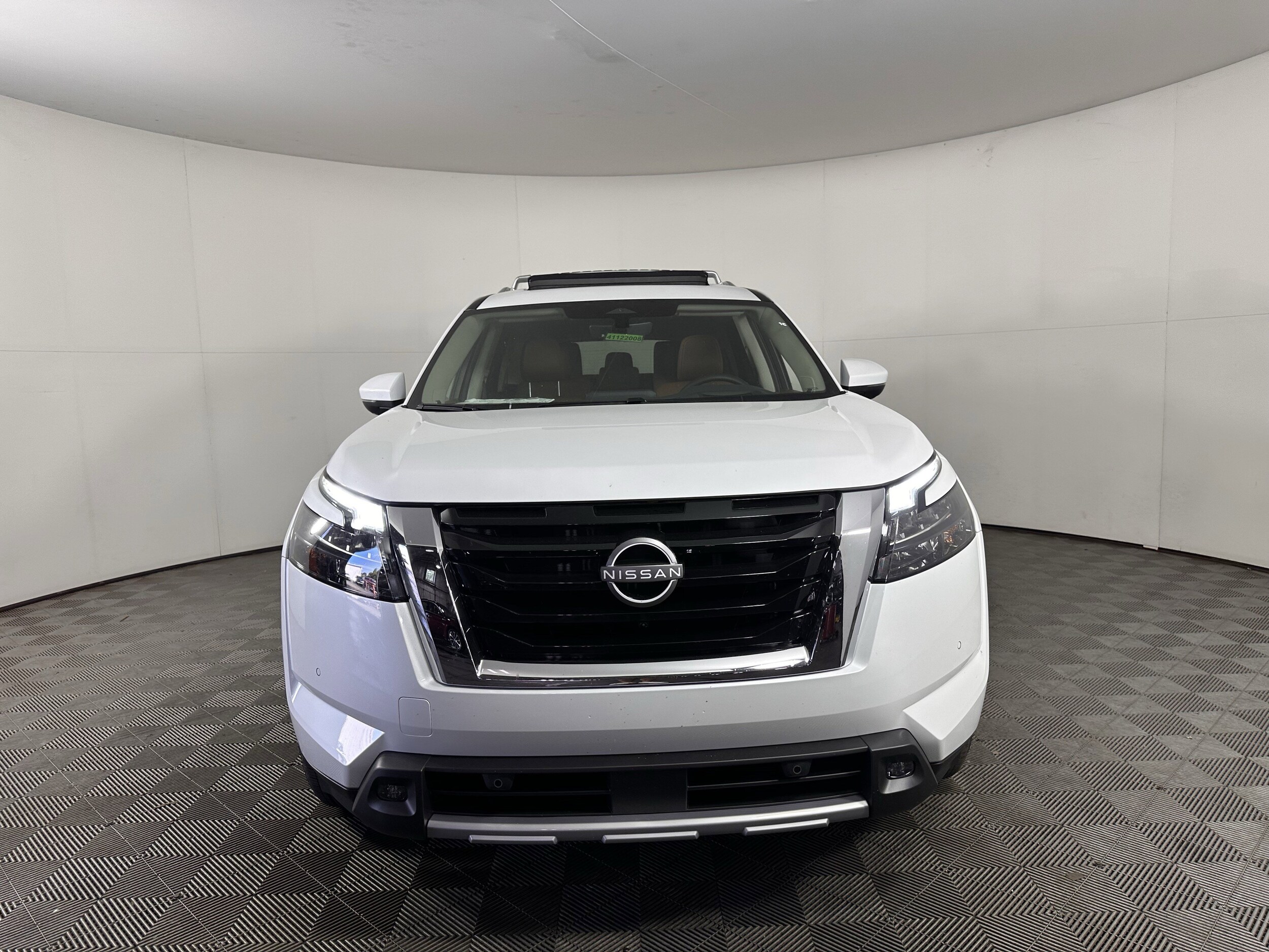 2025 Nissan Pathfinder Platinum photo 2