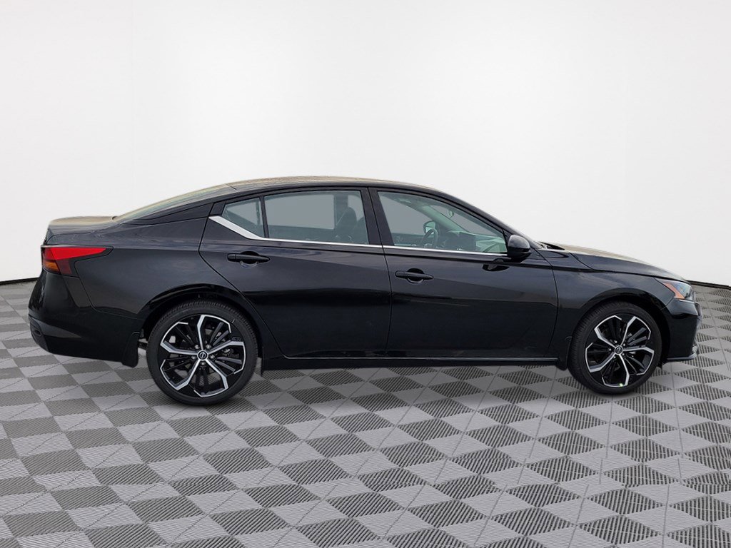 2025 Nissan Altima SR photo 2