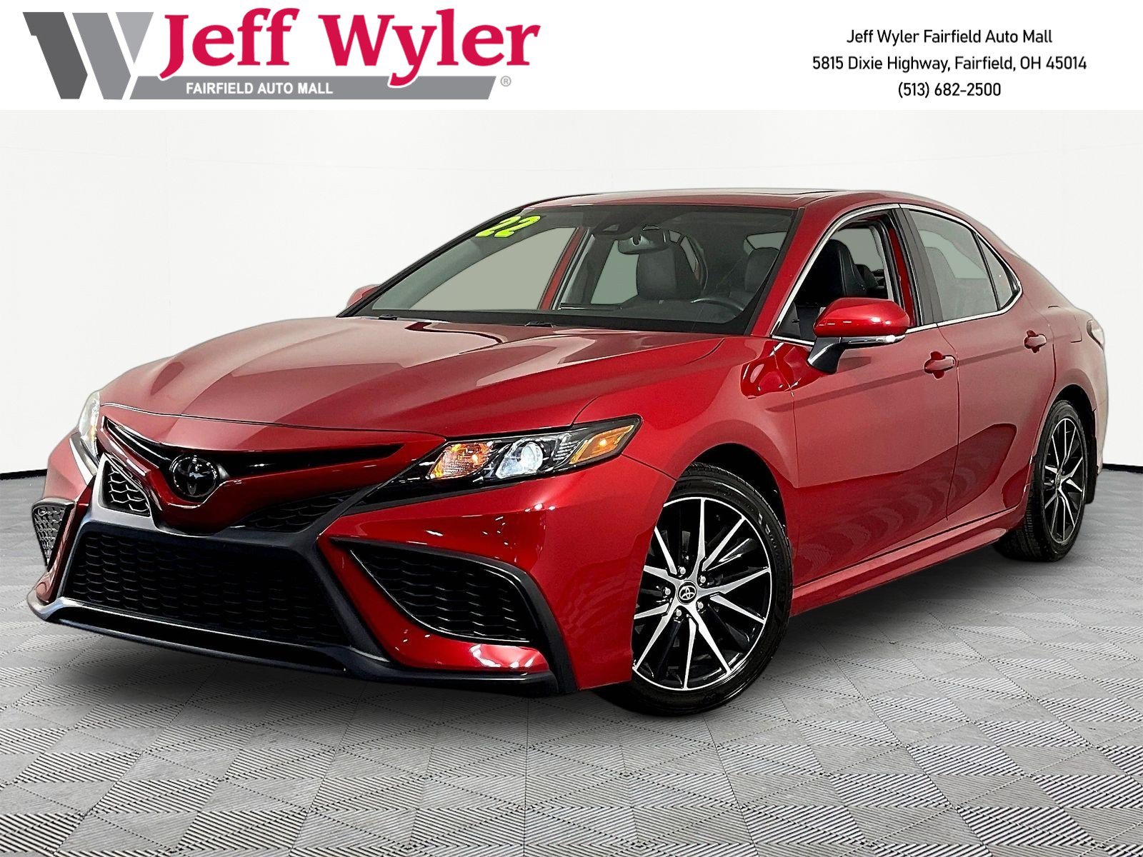 2022 Toyota Camry SE's photo