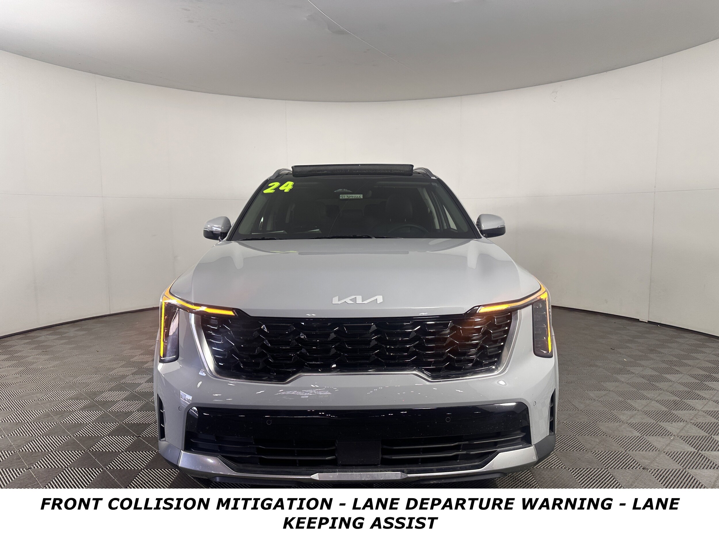 2024 Kia Sorento S photo 2