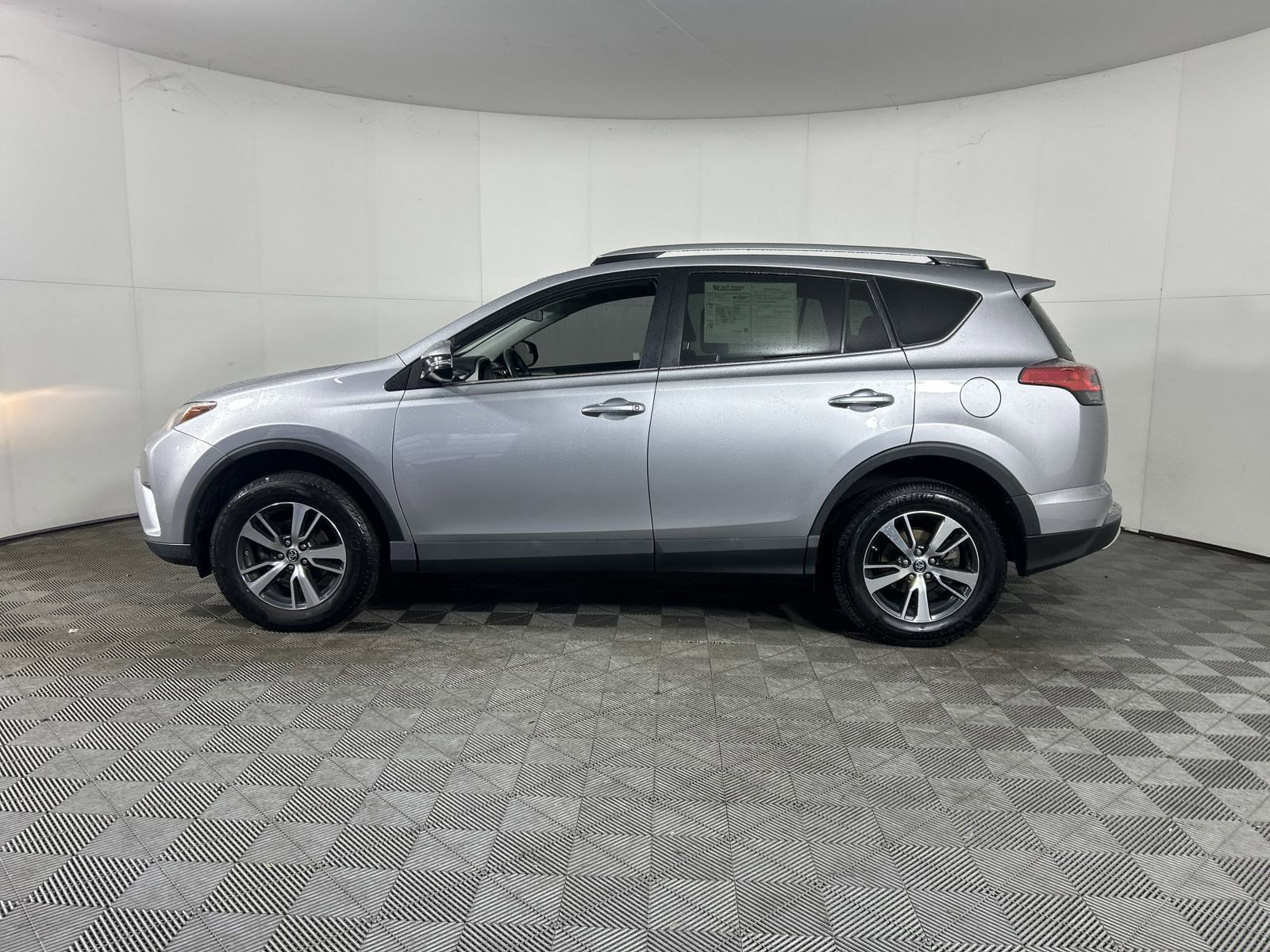 2016 Toyota RAV4 XLE photo 4