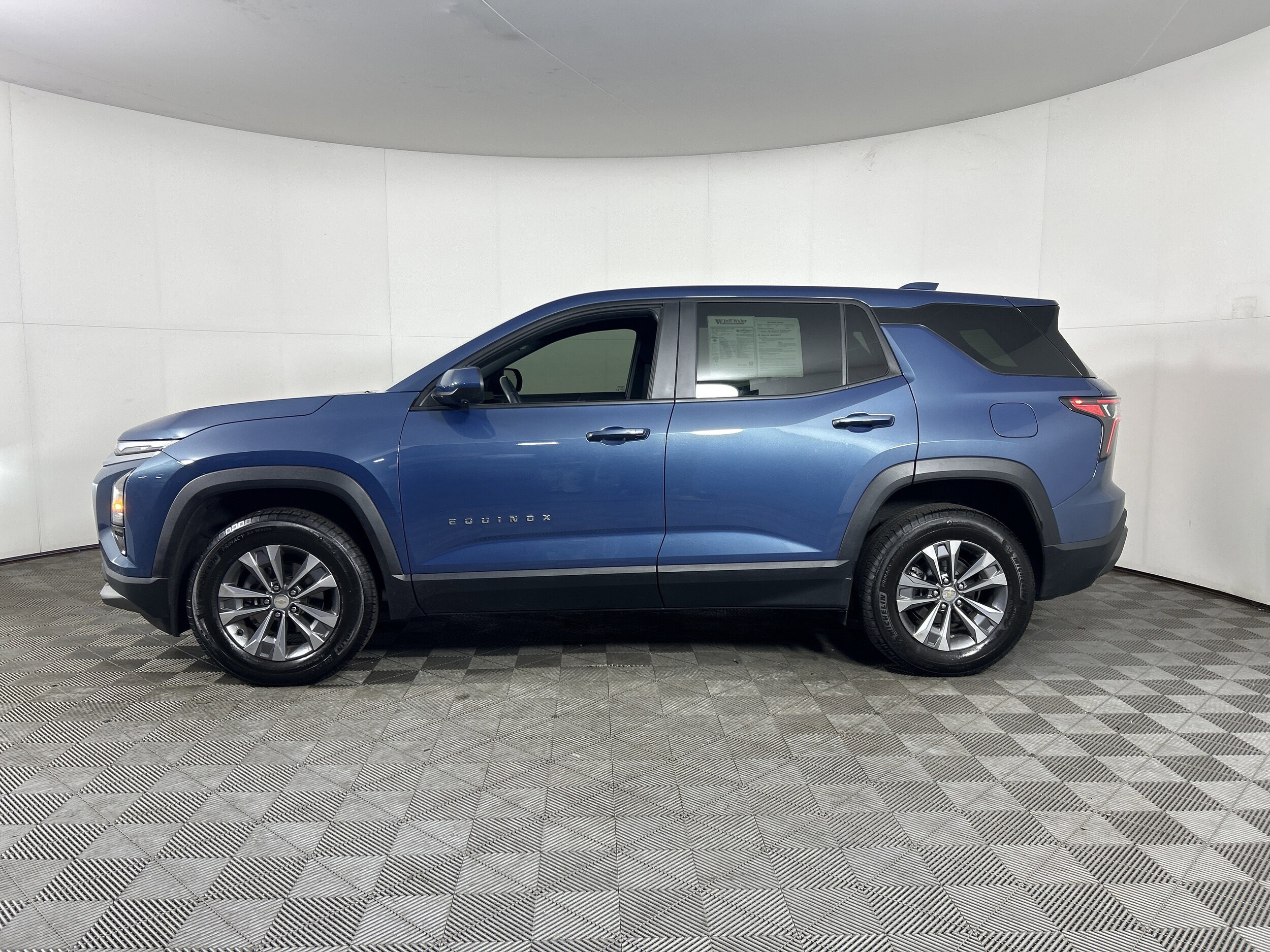 2025 Chevrolet Equinox photo 2