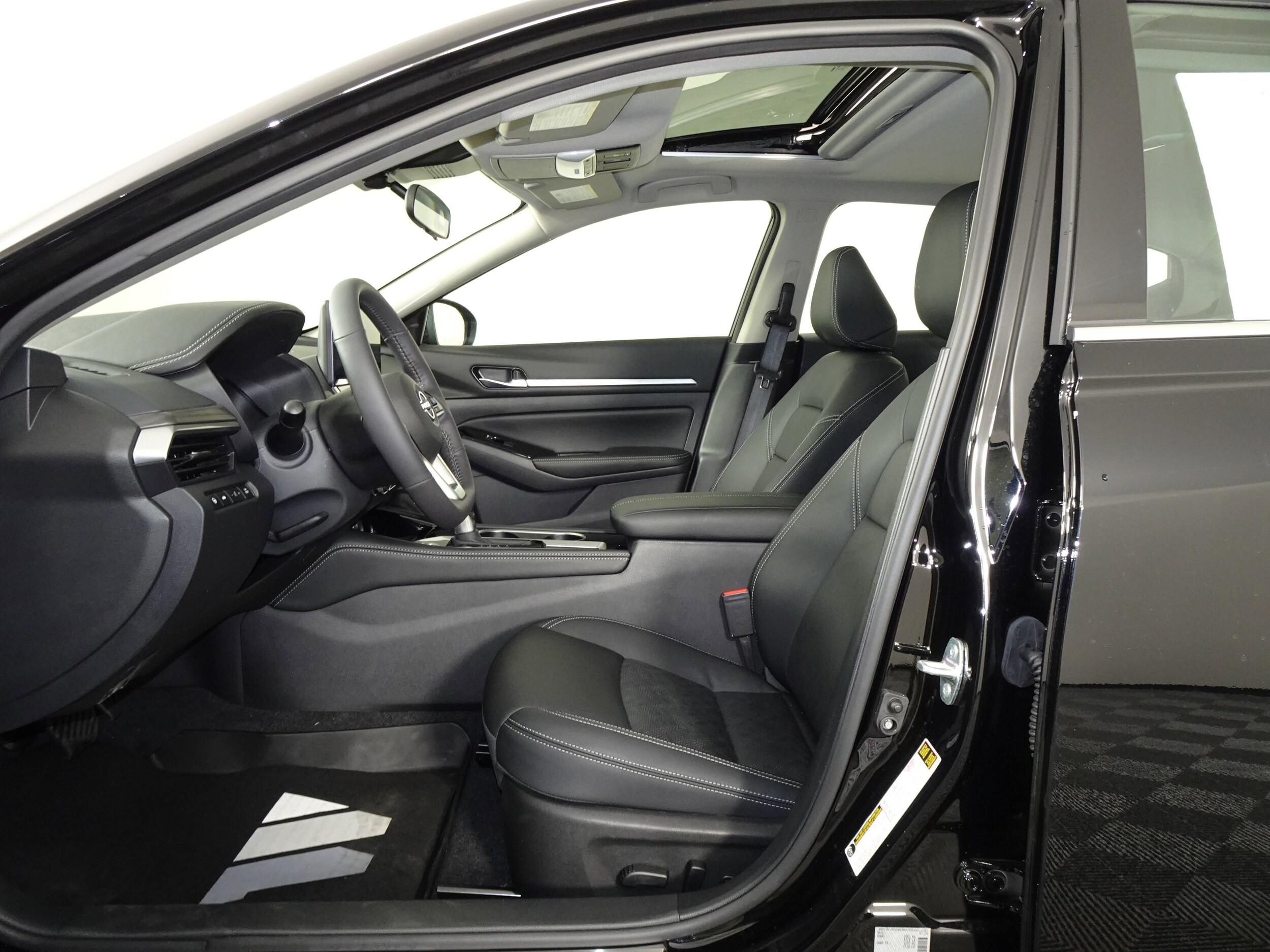 2025 Nissan Altima SL photo 4