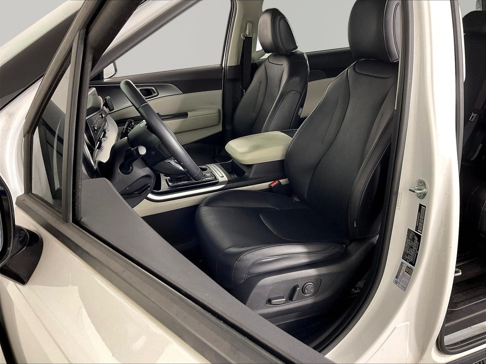 2023 Kia Carnival LX Seat Pkg - Photo 24