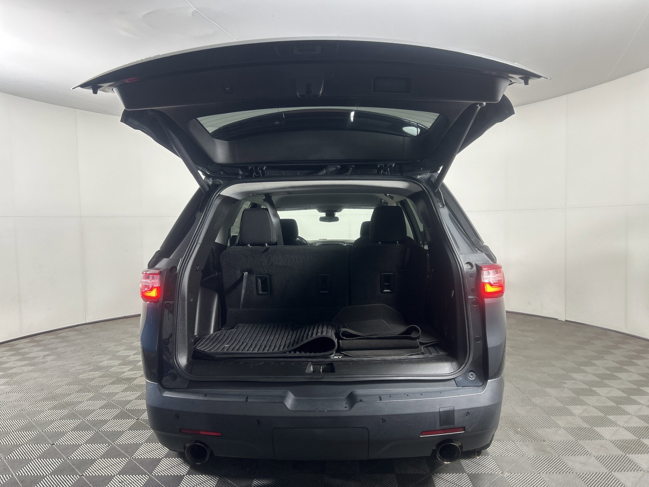 2020 Chevrolet Traverse Cloth 1LT photo 2