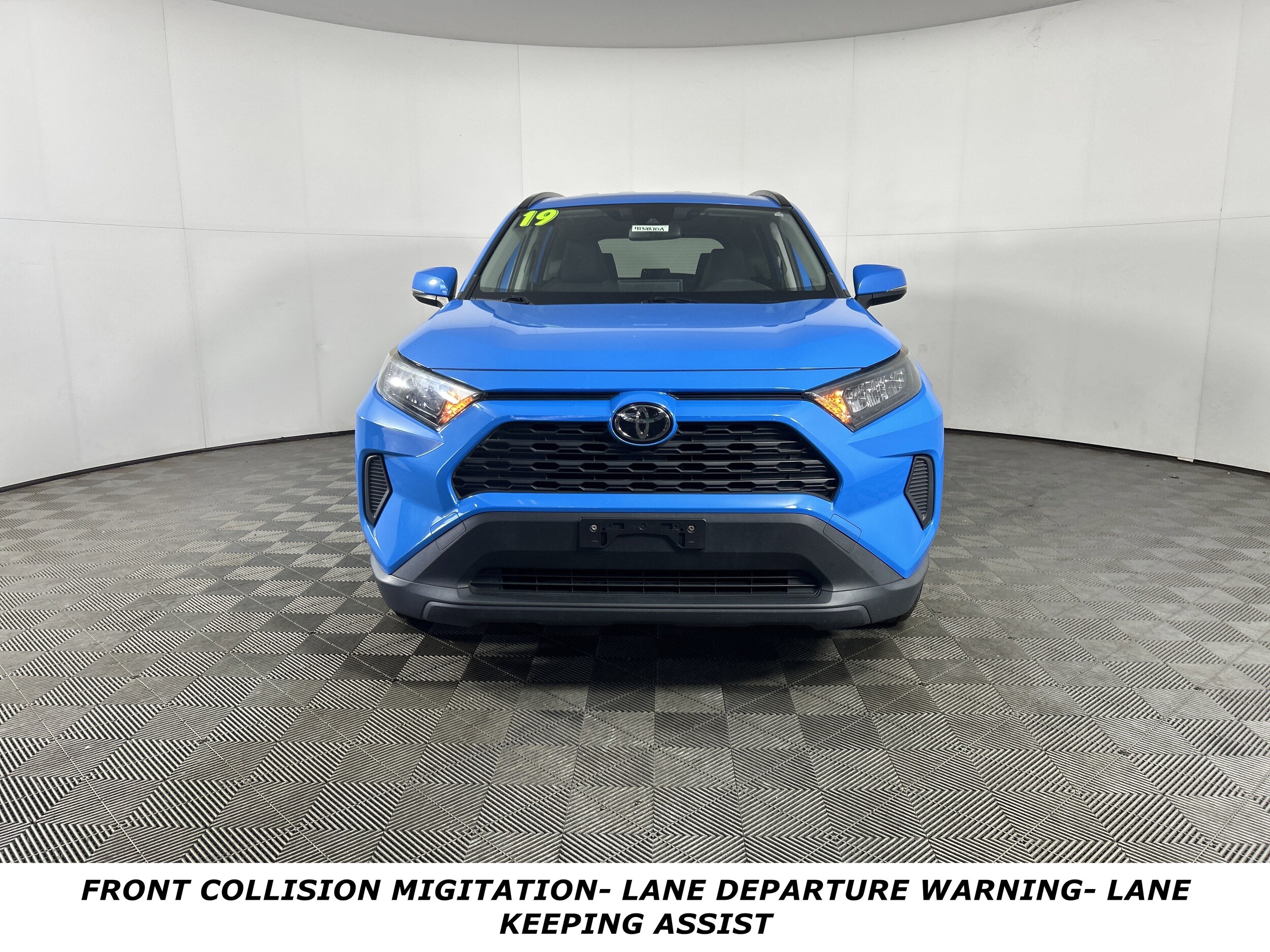 2019 Toyota RAV4 LE photo 2