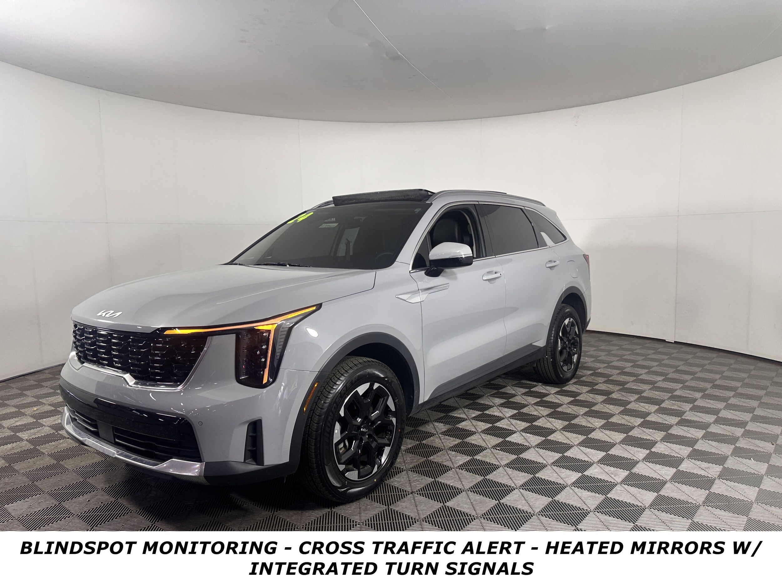 2024 Kia Sorento S photo 3