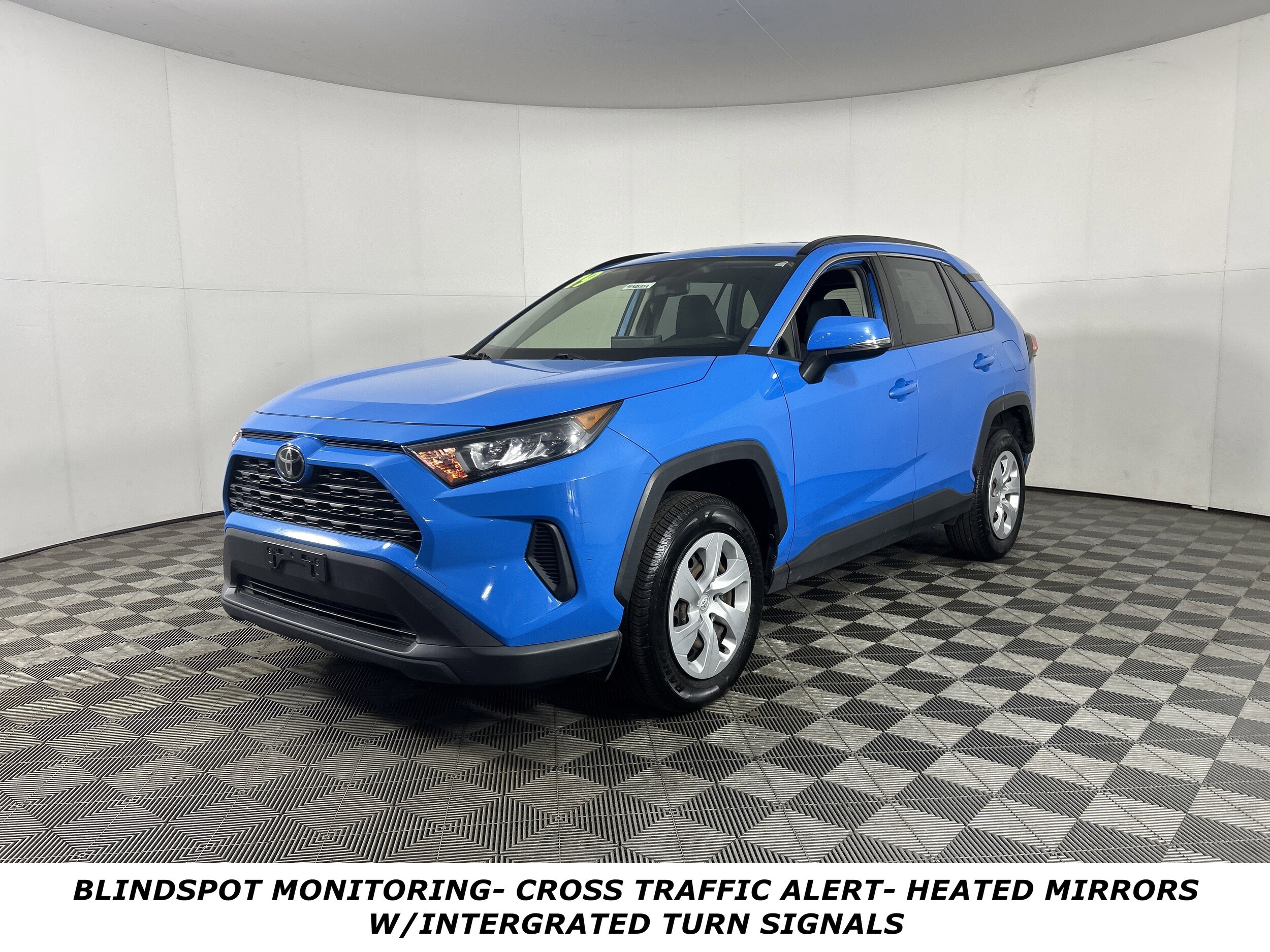 2019 Toyota RAV4 LE photo 3