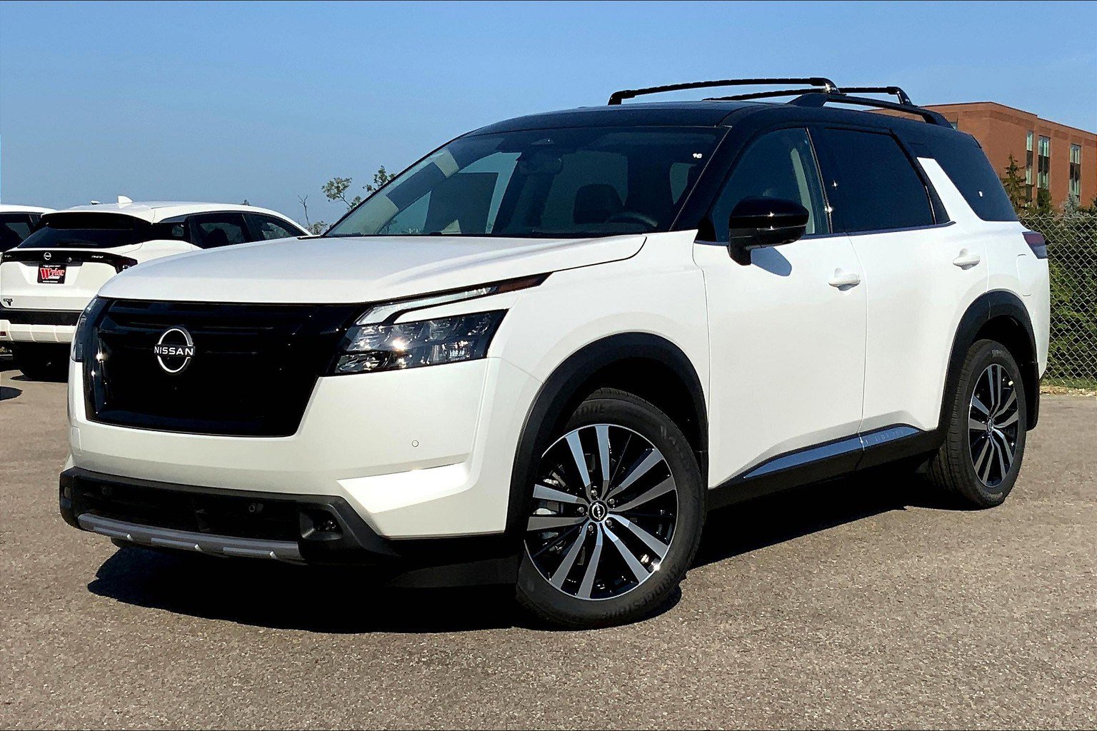 2025 Nissan Pathfinder Platinum photo 2