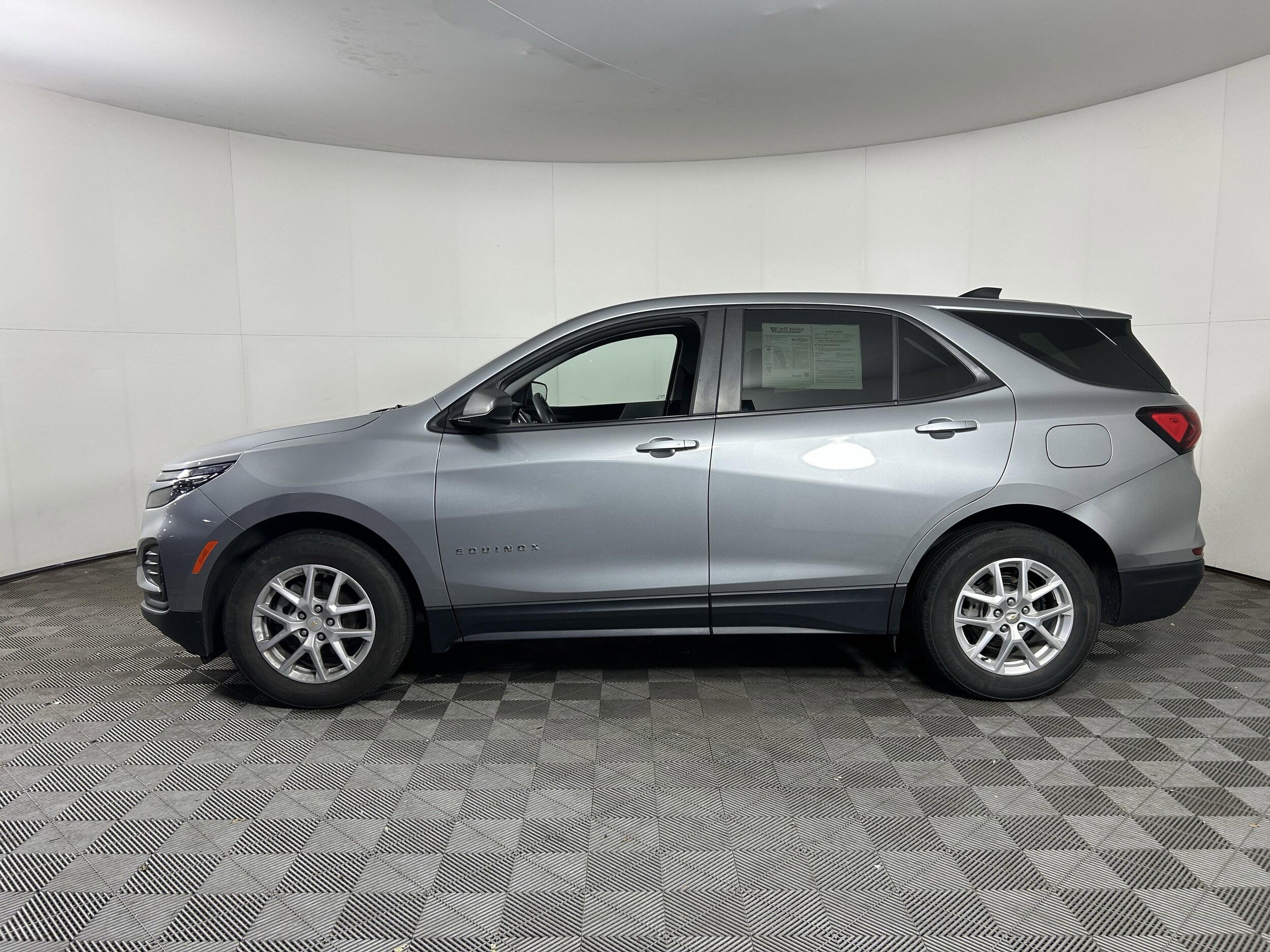 2023 Chevrolet Equinox LS photo 4