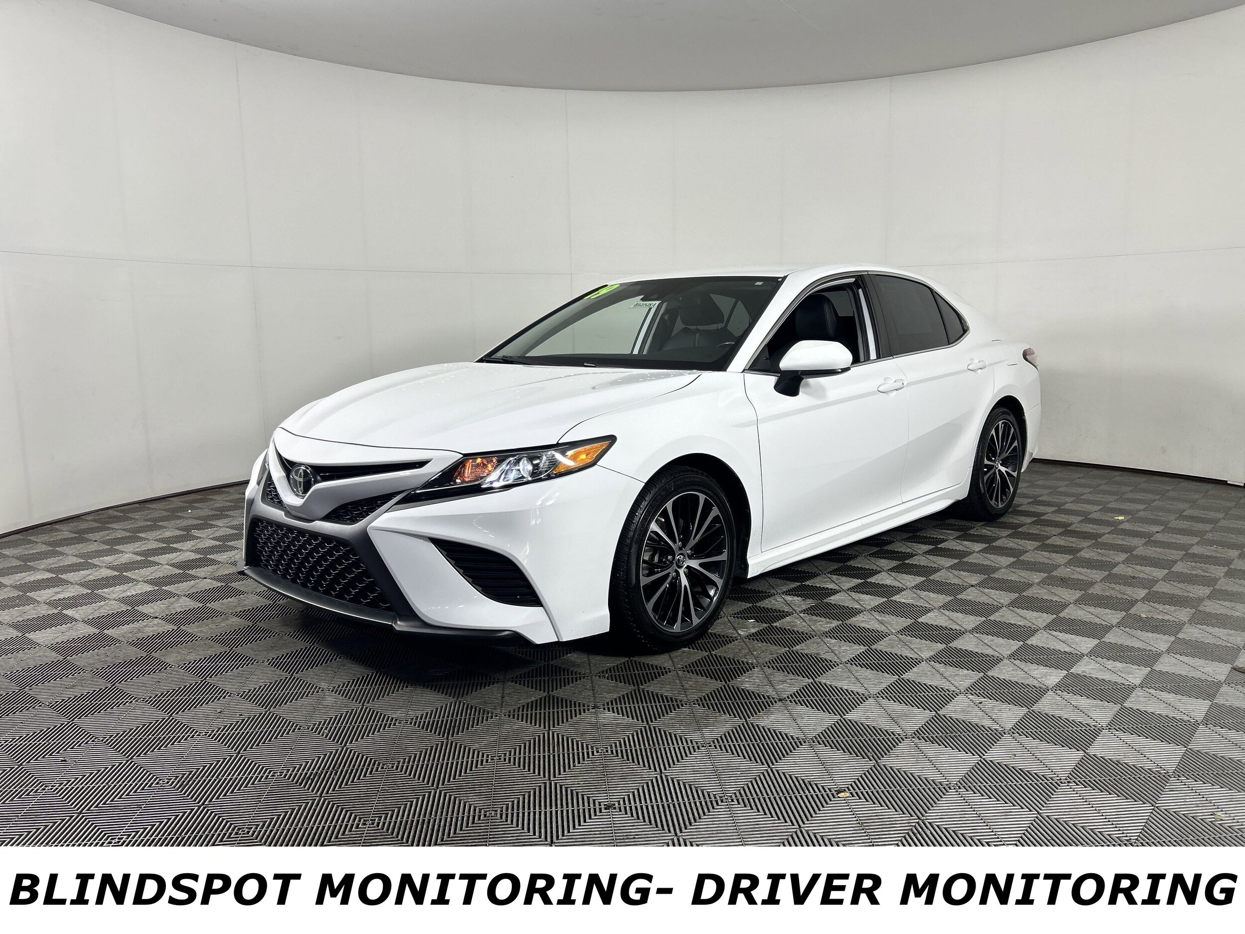 2019 Toyota Camry SE photo 2