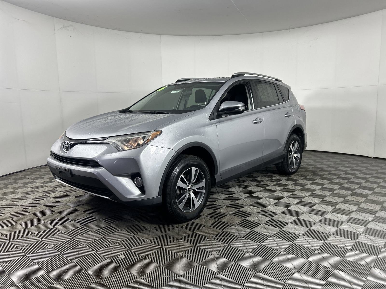 2016 Toyota RAV4 XLE photo 3