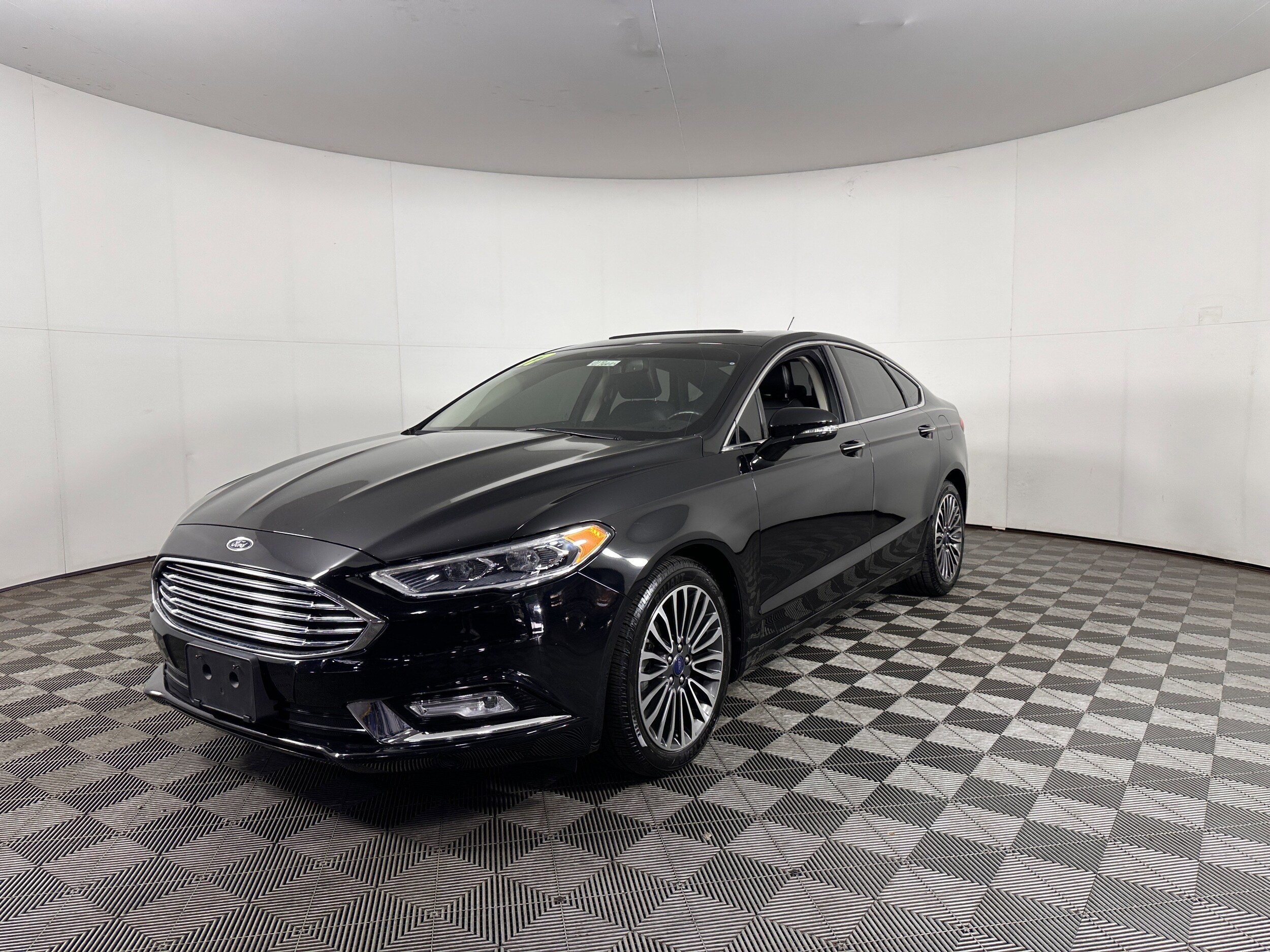 2017 Ford Fusion SE photo 2