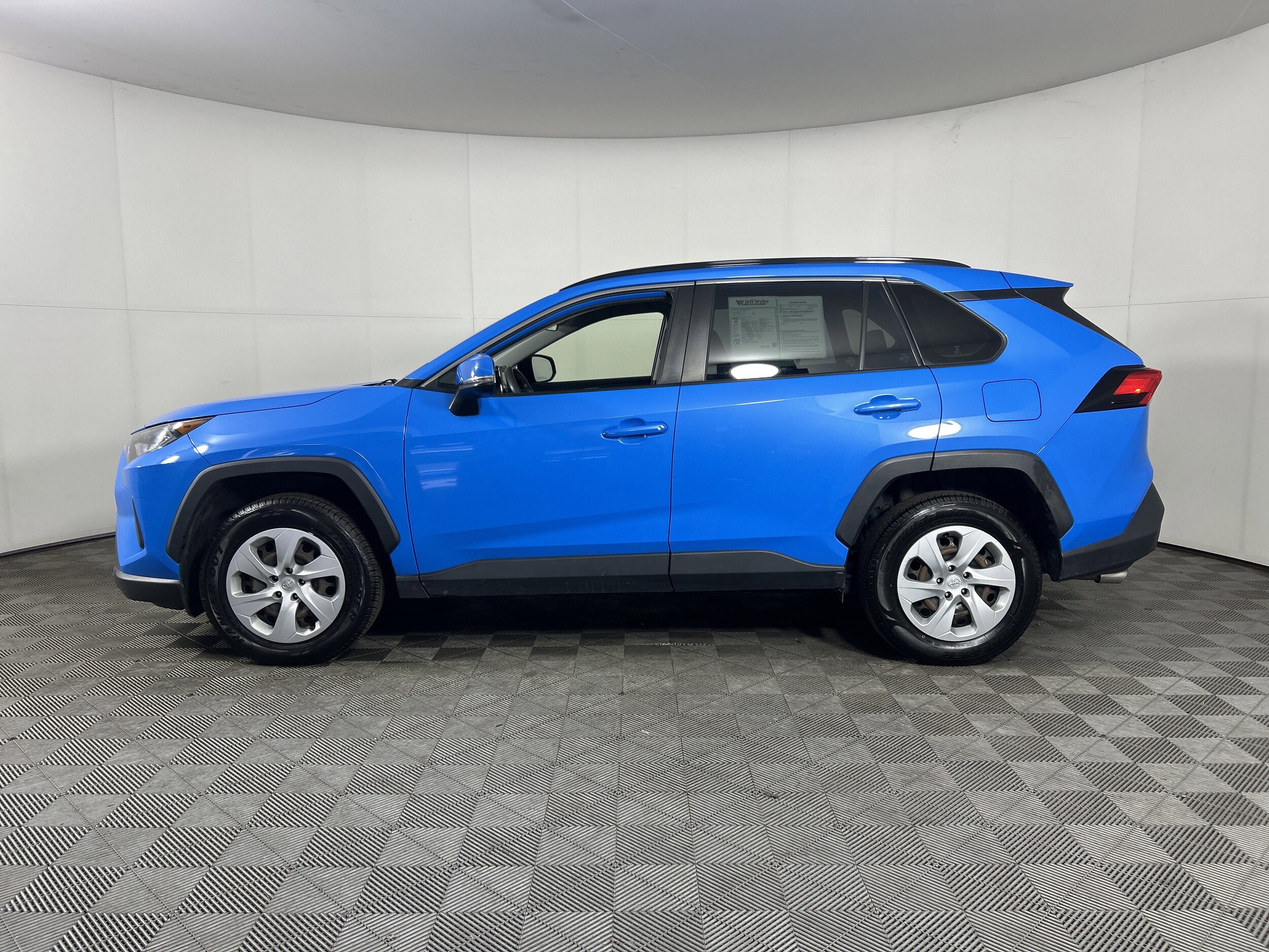2019 Toyota RAV4 LE photo 3