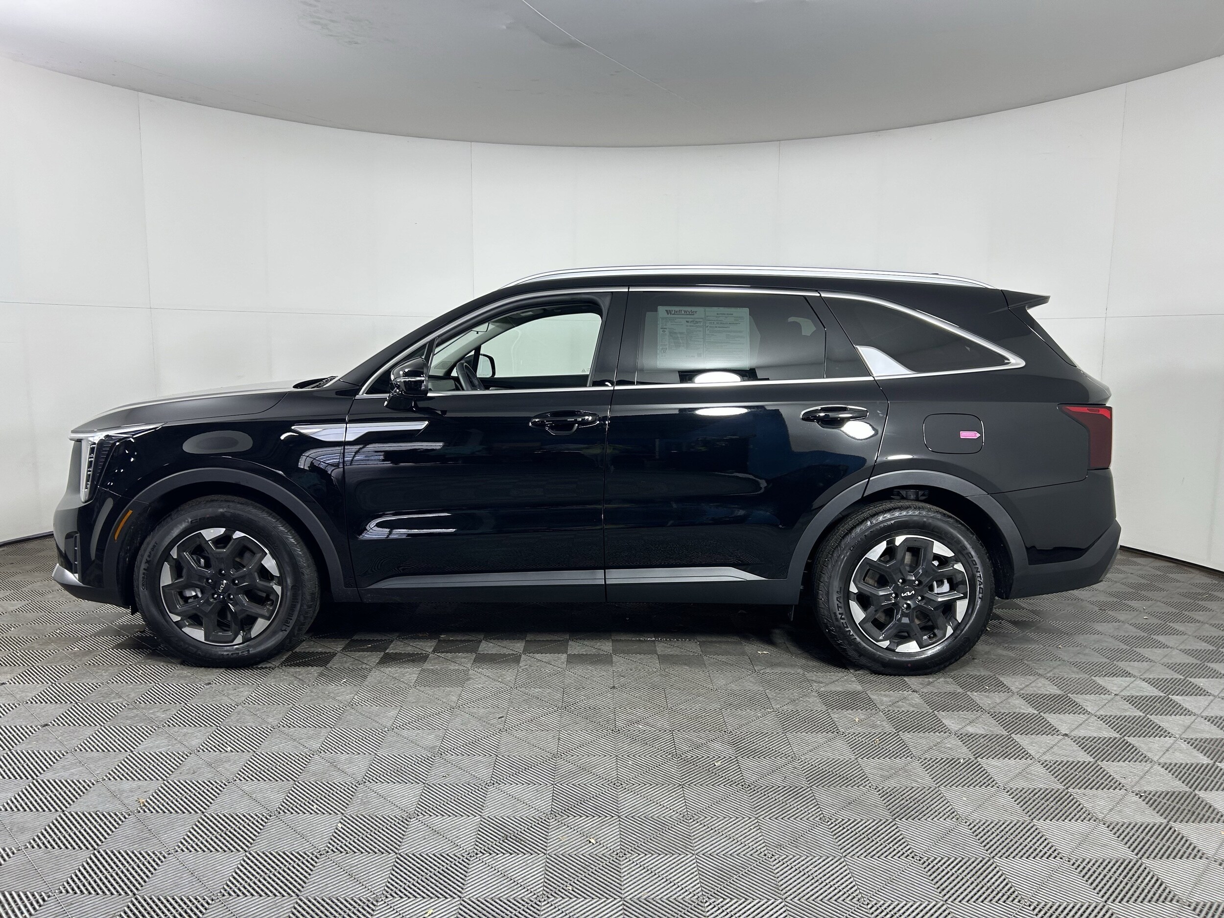 2025 Kia Sorento S photo 2