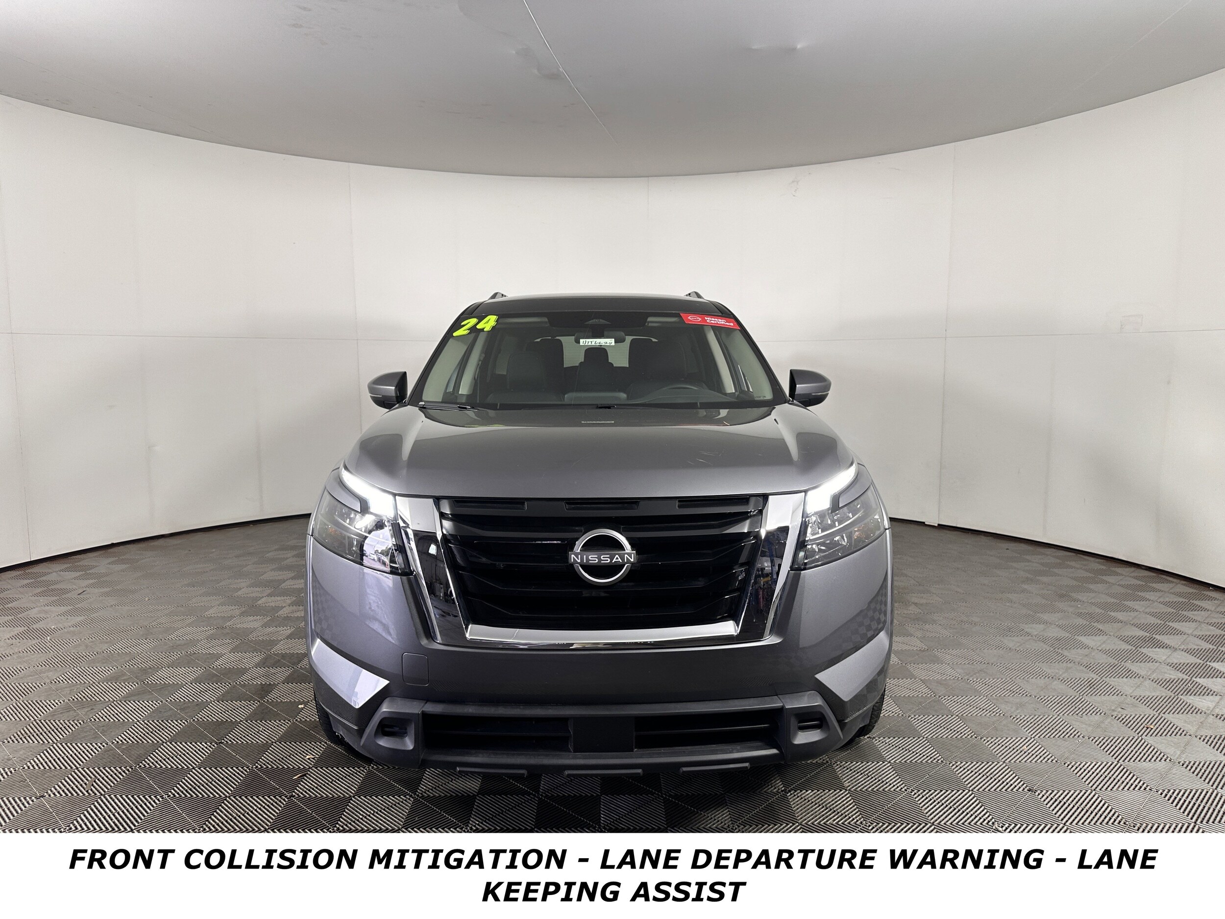 2024 Nissan Pathfinder SV photo 2