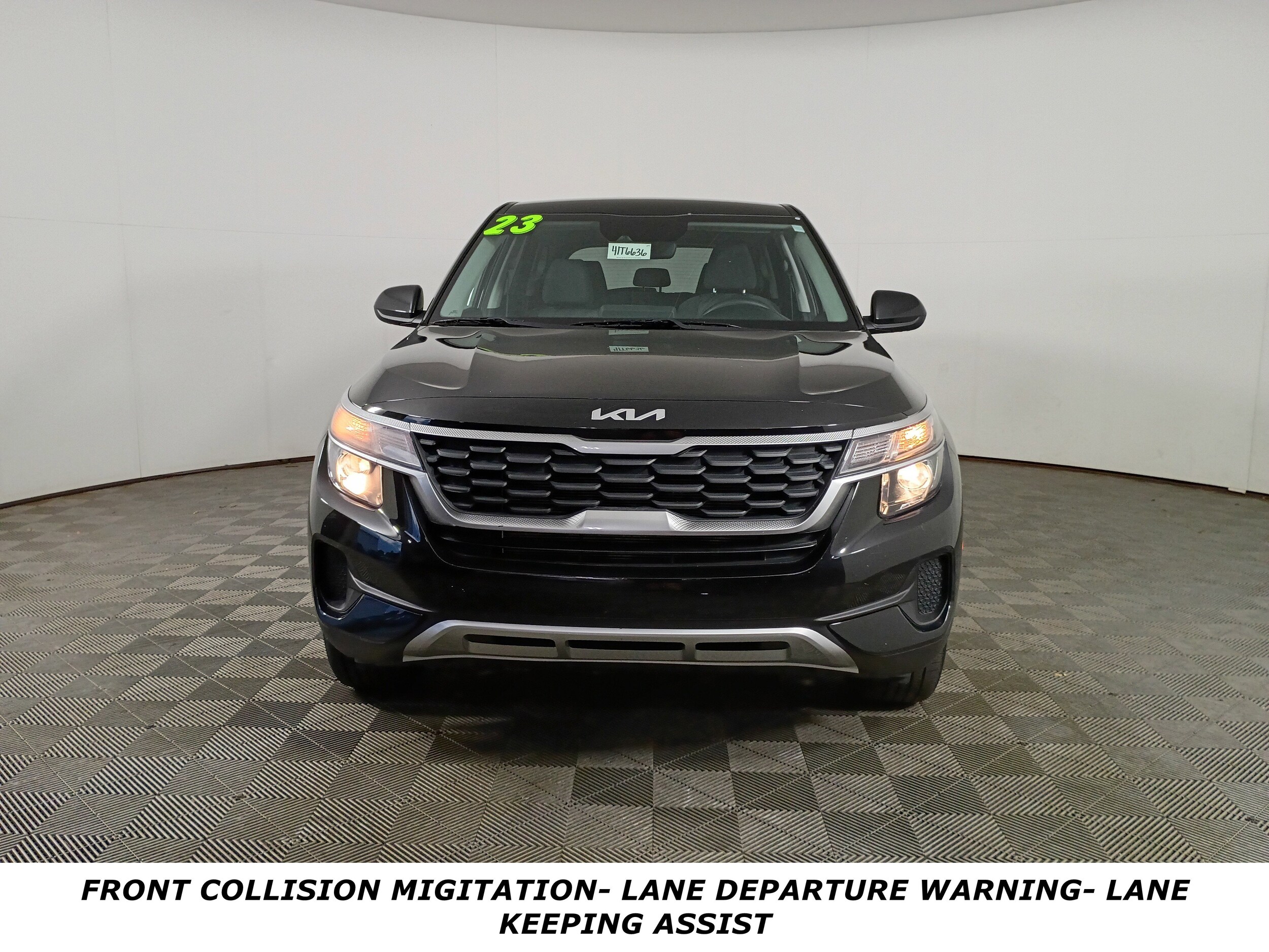 2023 Kia Seltos LX photo 2