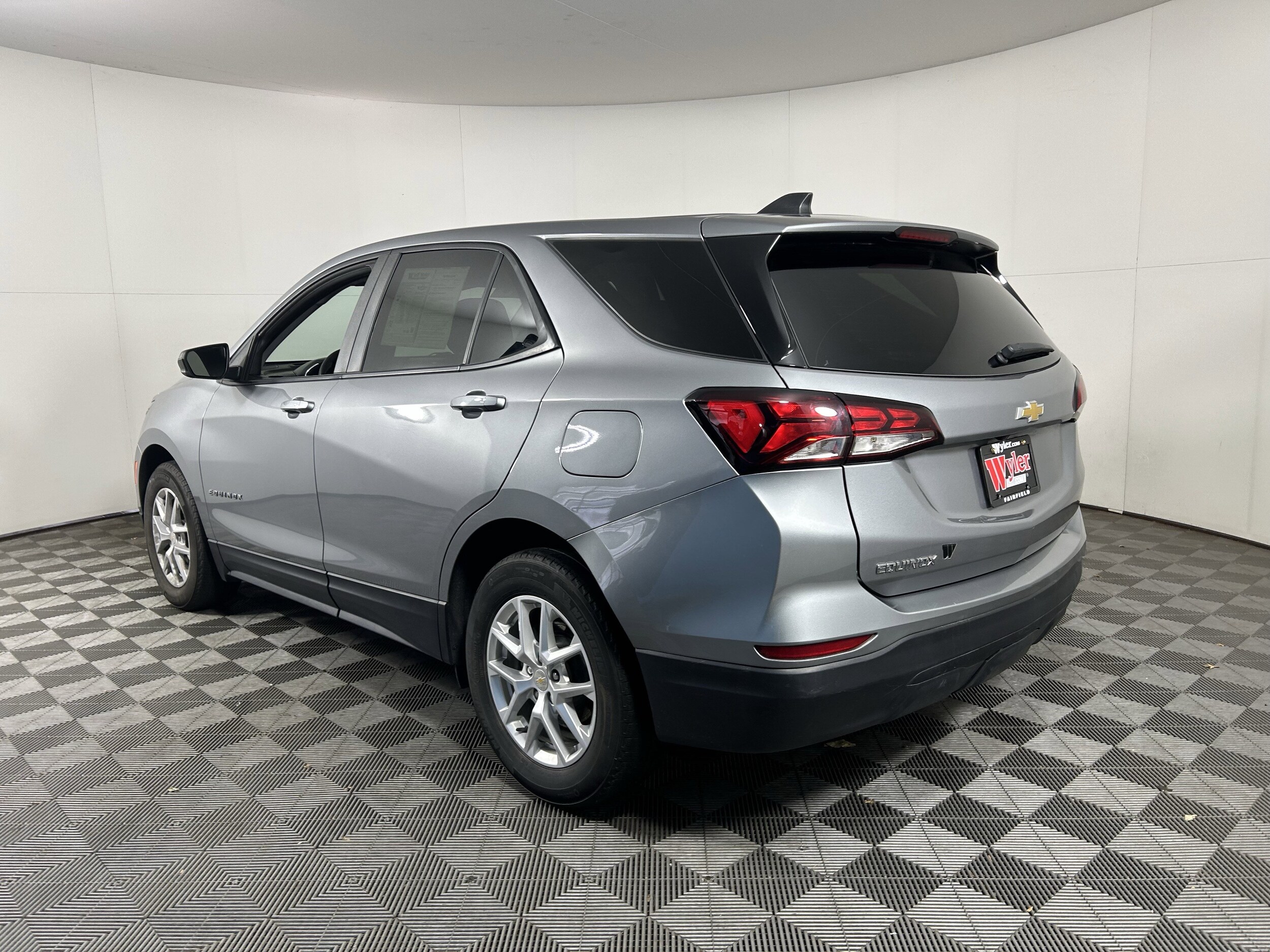 2023 Chevrolet Equinox LS photo 3