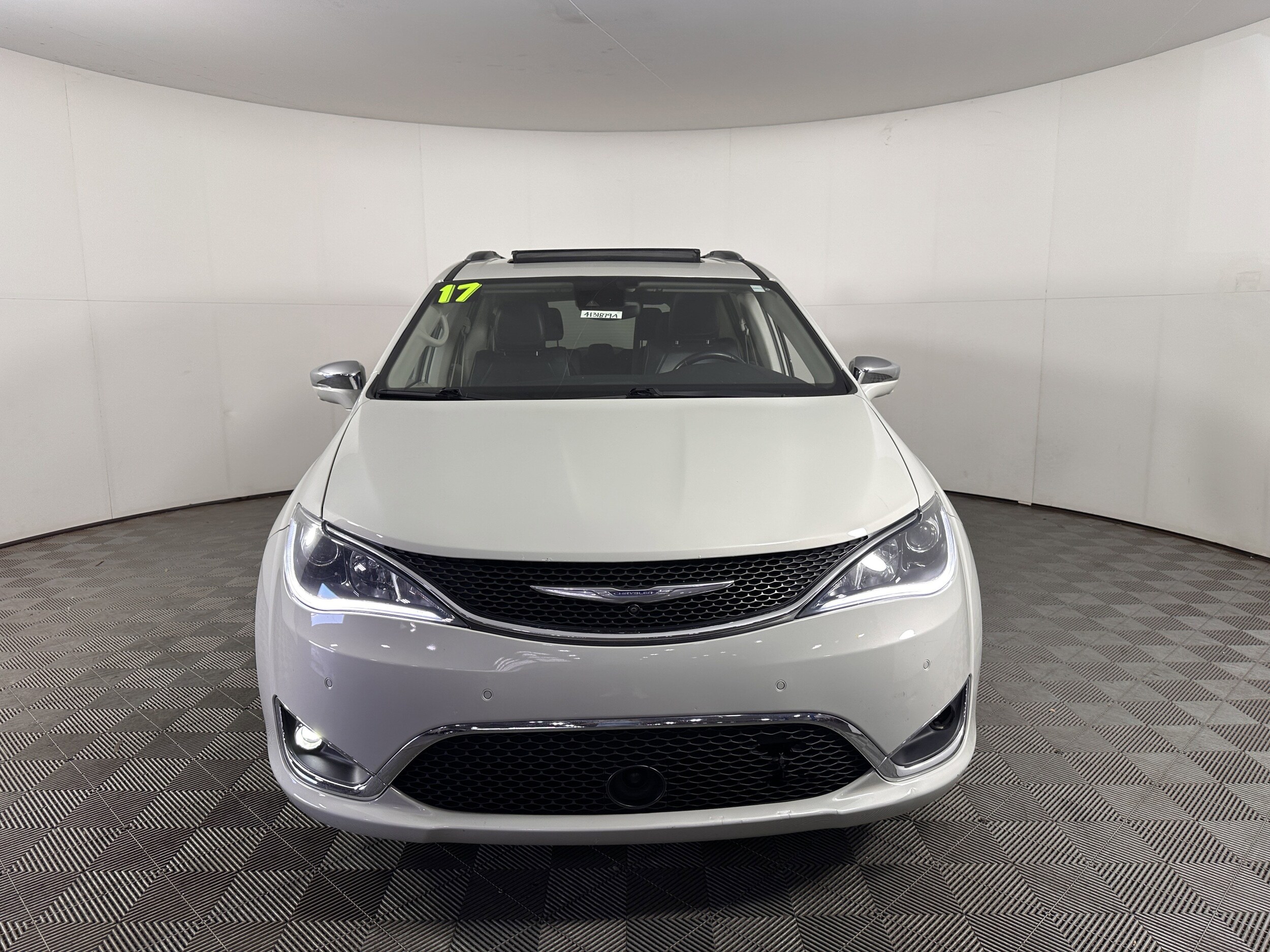 2017 Chrysler Pacifica Limited photo 2