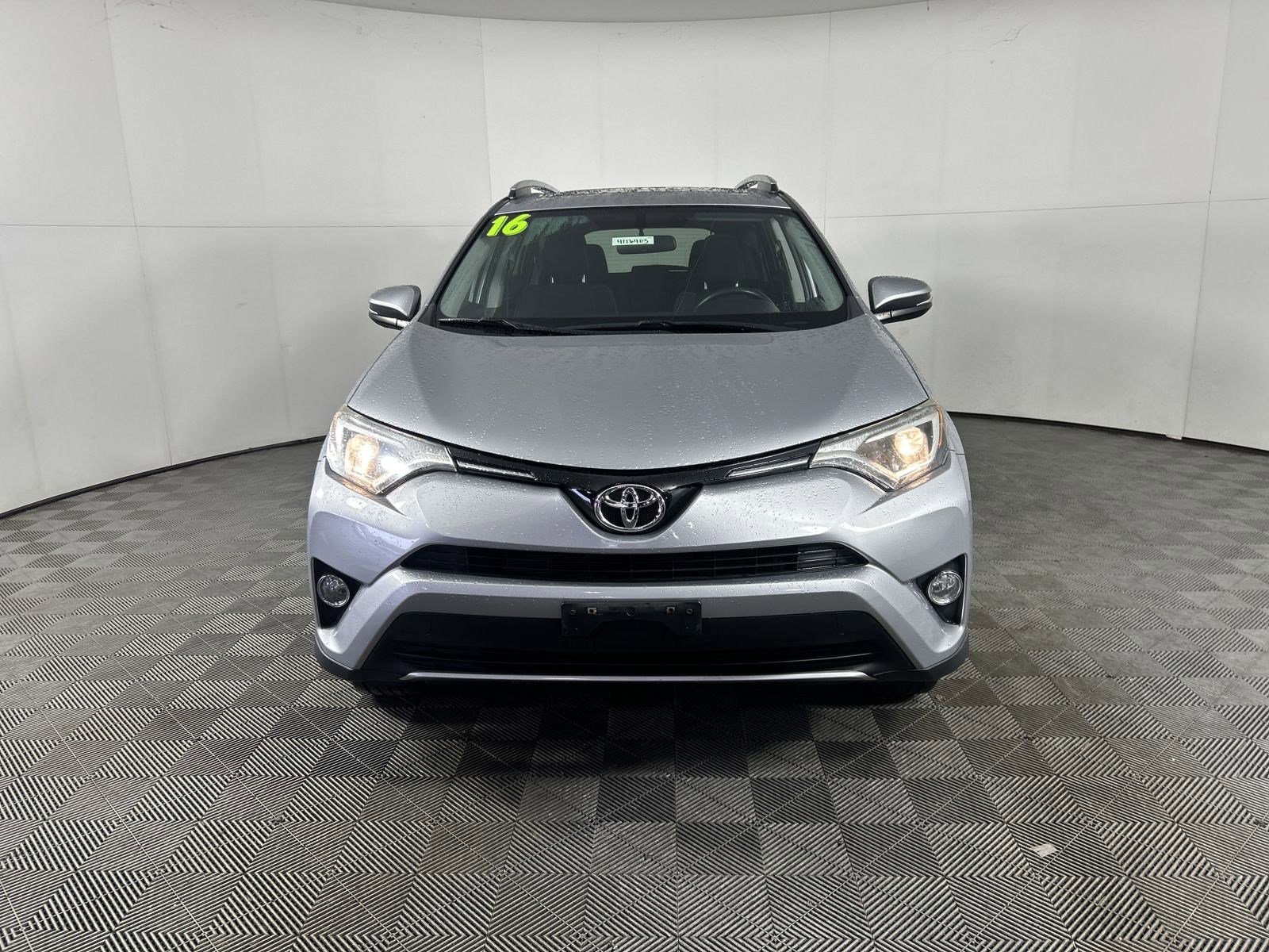 2016 Toyota RAV4 XLE photo 2