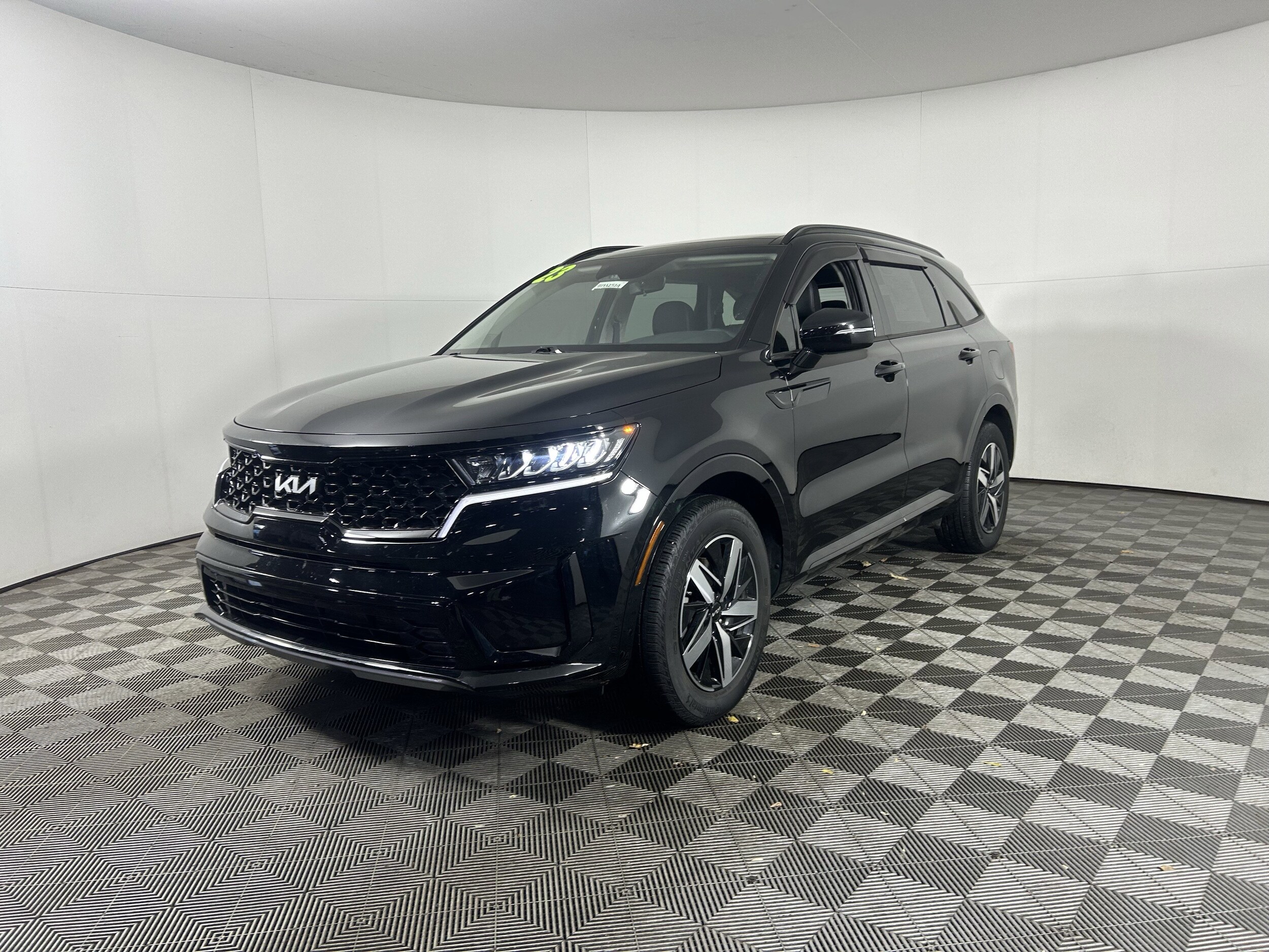 2023 Kia Sorento S photo 2