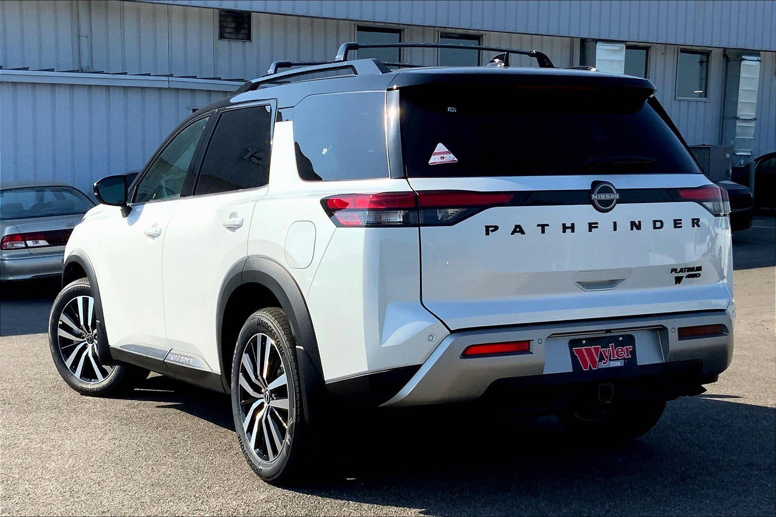 2025 Nissan Pathfinder Platinum photo 3
