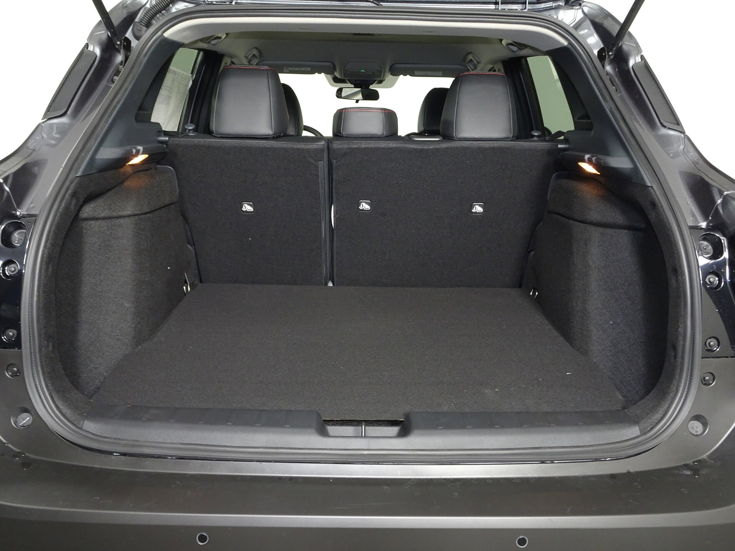 2026 Nissan Kicks SR photo 4