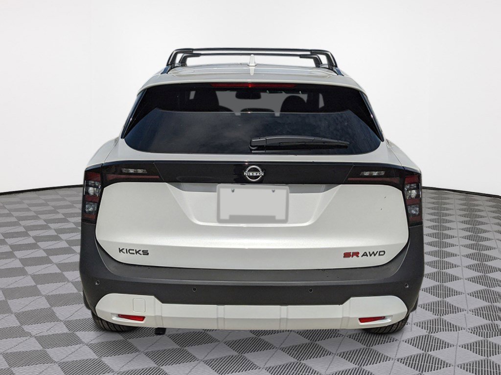 2026 Nissan Kicks SR photo 2