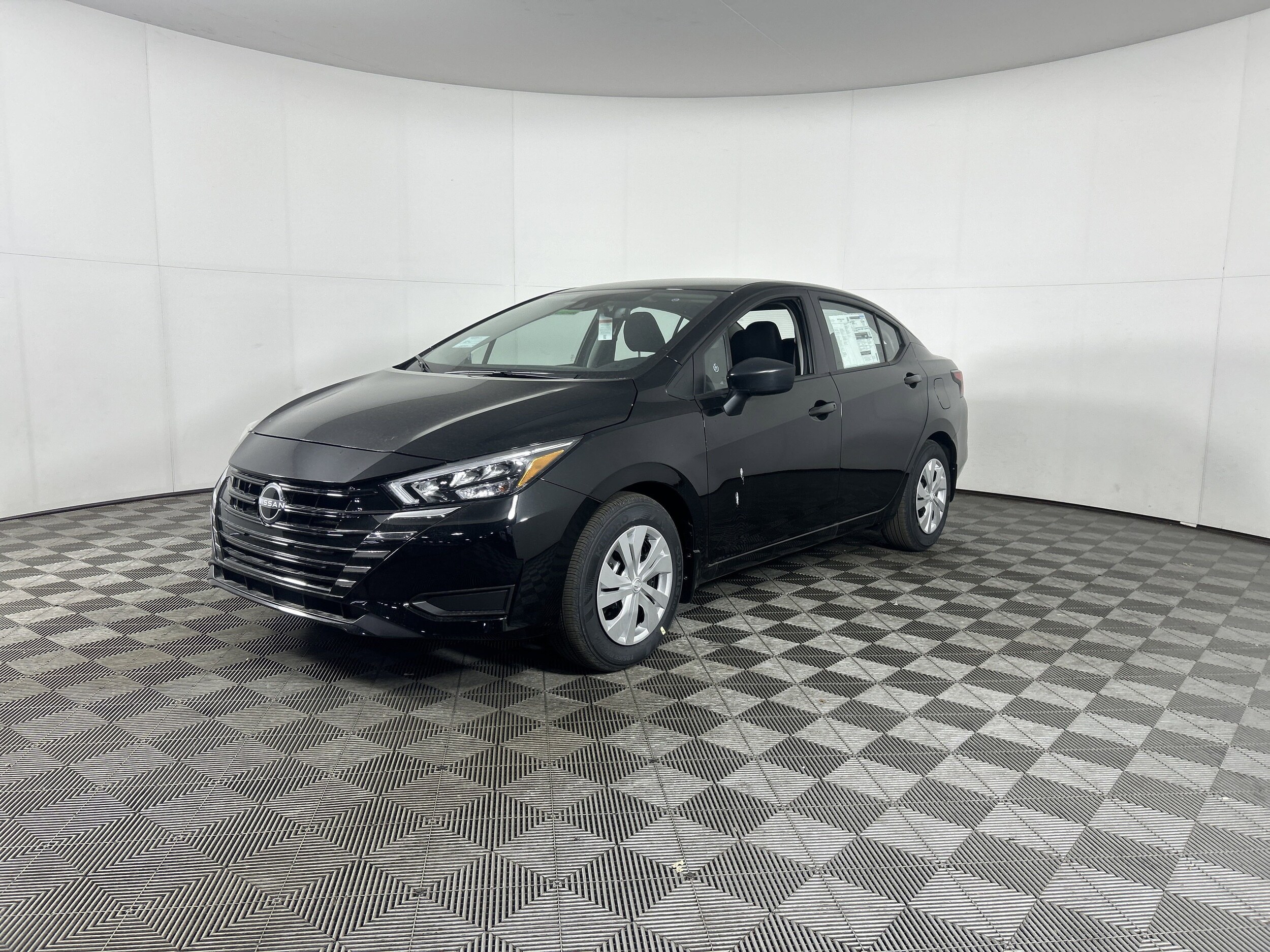 2025 Nissan Versa 1.6 S photo 3