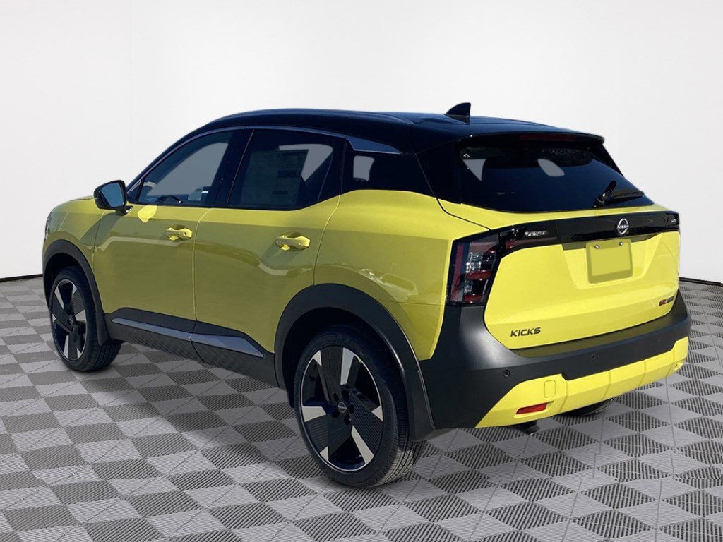 2026 Nissan Kicks SR photo 3
