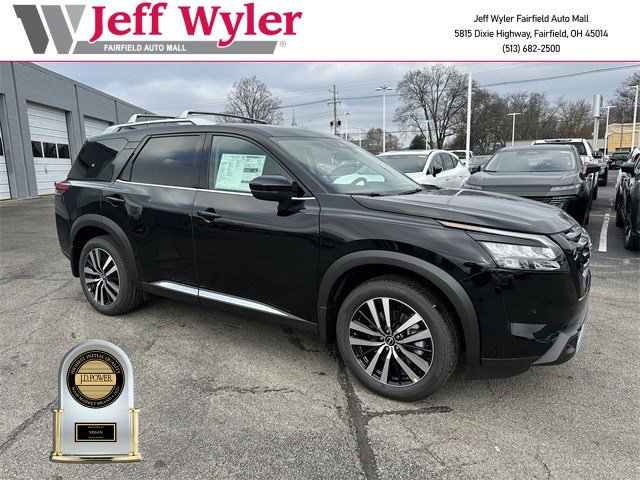 2025 Nissan Pathfinder Platinum's photo