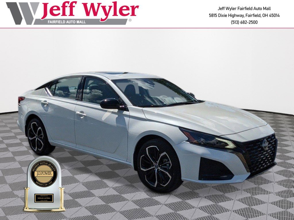 2025 Nissan Altima SR's photo