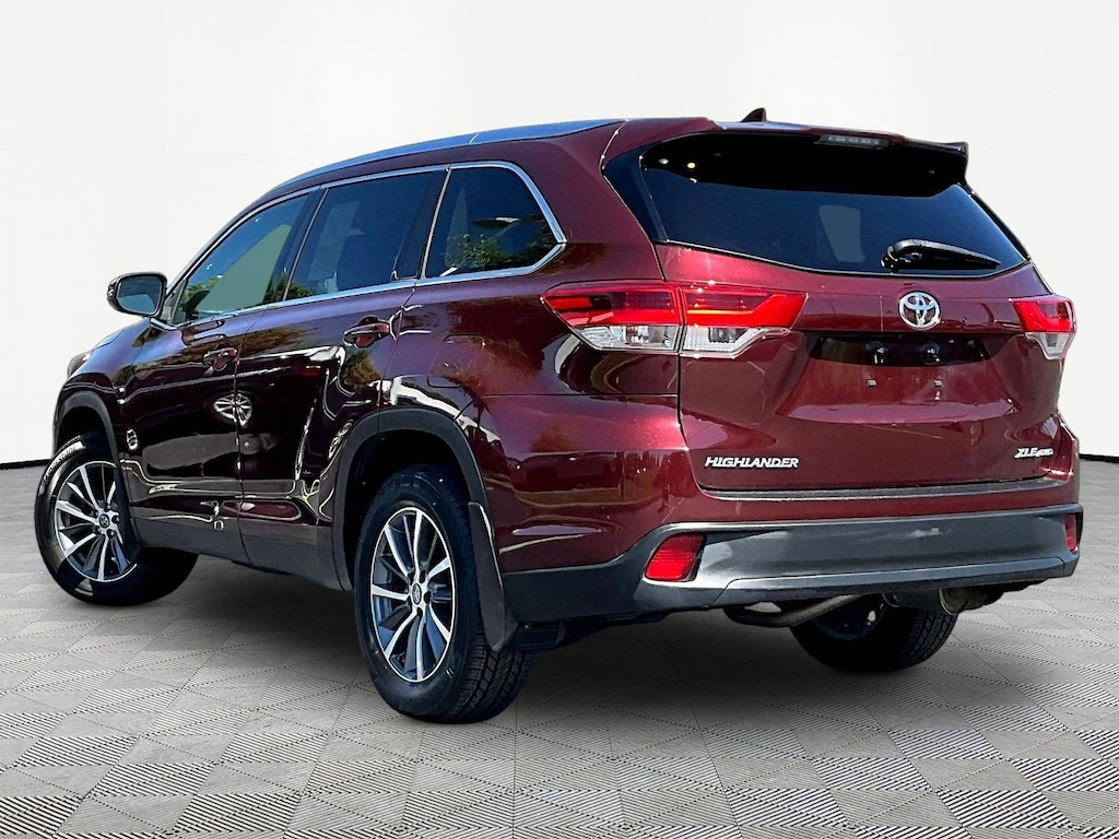 Used 2019 Toyota Highlander SE V6 SUV