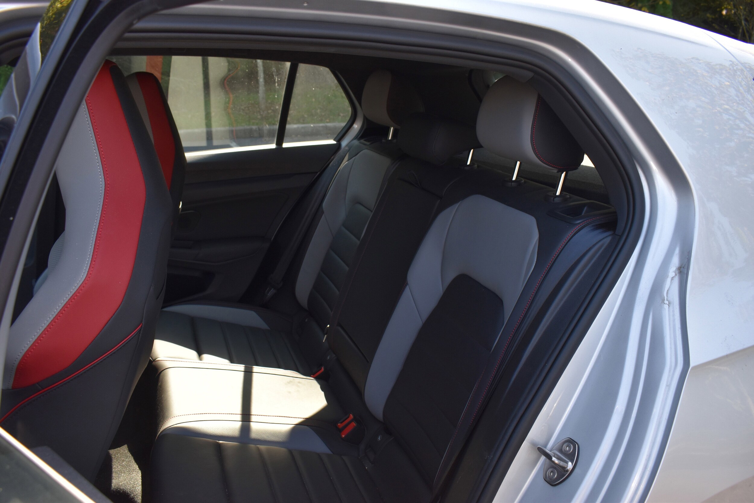2024 Volkswagen Golf GTI SE photo 2